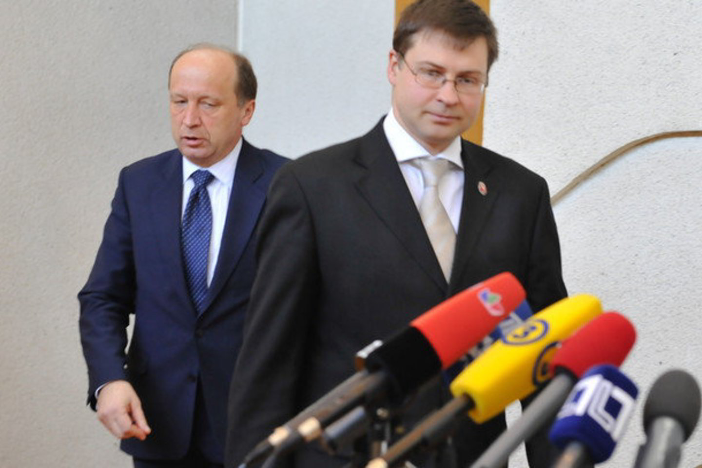 V.Dombrovskis (priekyje) parašė knygą apie tai, kaip Latvijai pavyko įveikti krizę.