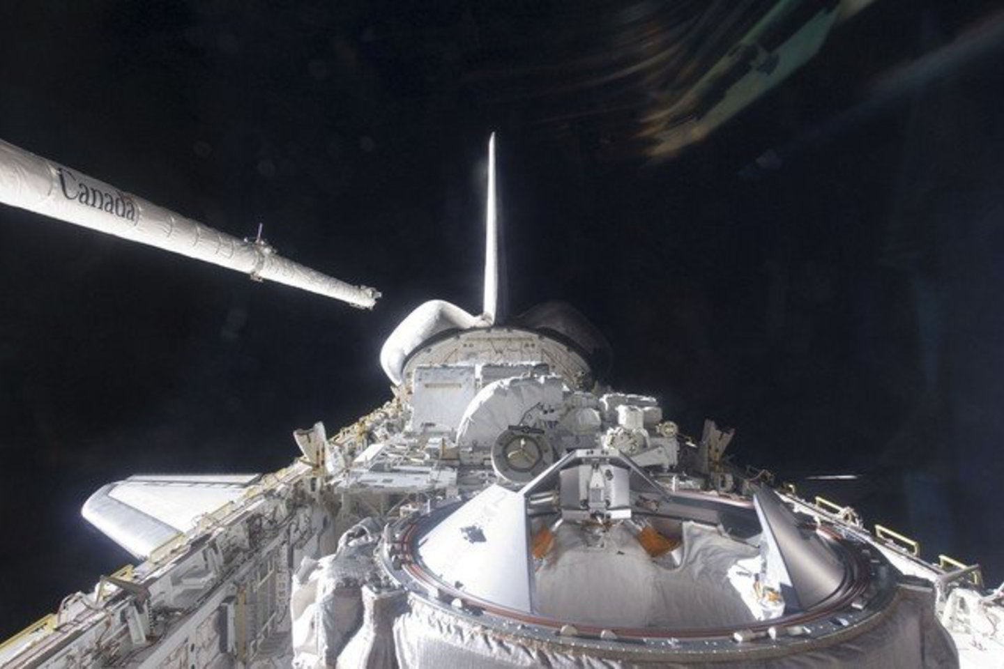 Daugkartinio naudojimo erdvėlaivio „Endeavour“ 16 parų skrydžio uždavinys - nugabenti į TKS magnetinį alfa-spektometrą AMS-02.