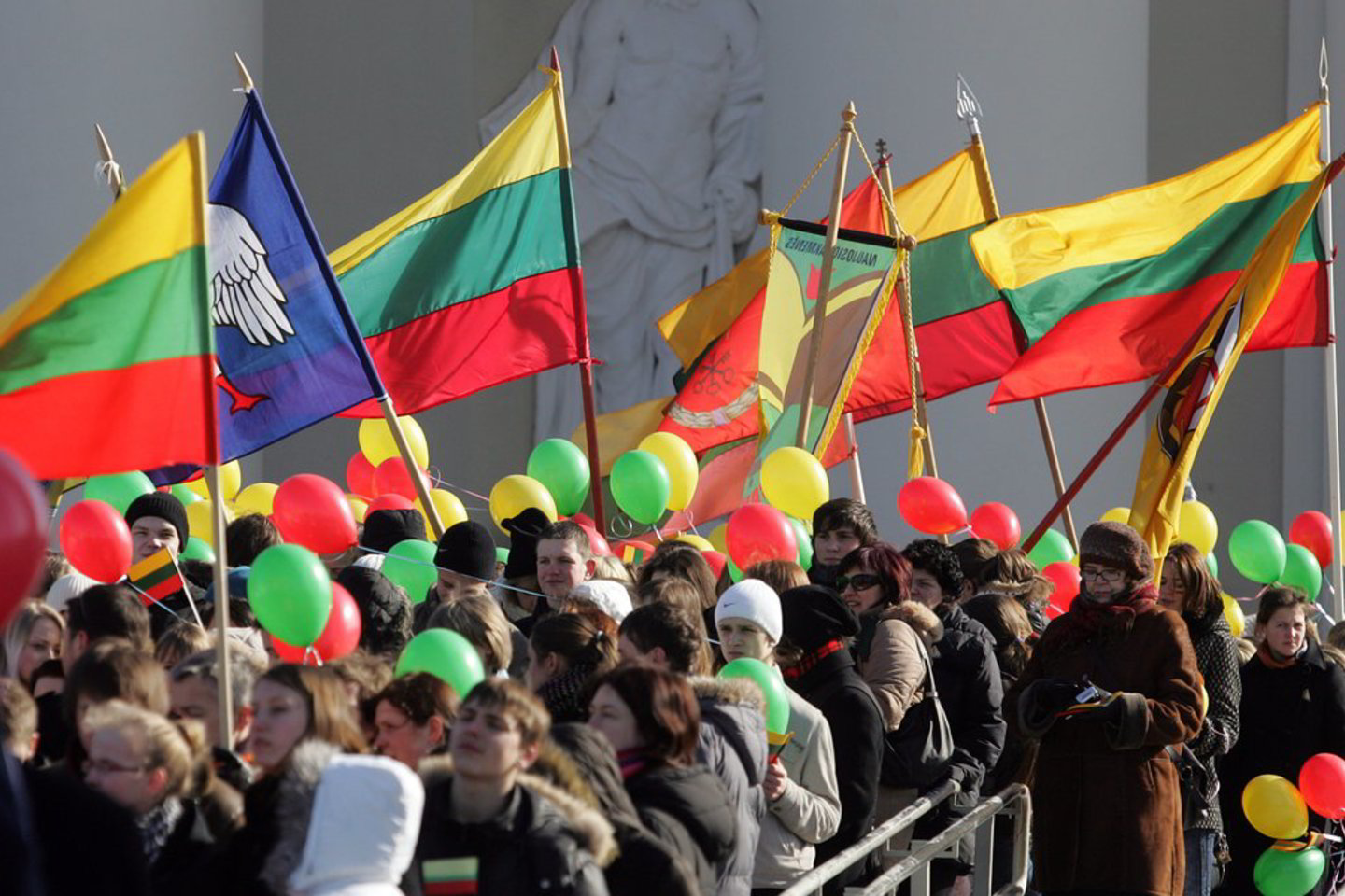 Už valstybės simbolių išniekinimą įstatyme numatyta bauda arba laisvės apribojimas, arba areštas, arba laisvės atėmimas iki dvejų metų.