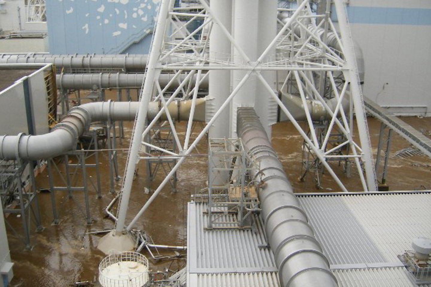 Gegužę TEPCO skelbė, kad M.Shimizu ir dar keli kompanijos vadovai atsisakė imti atlyginimus tol, kol avarija Fukušimos elektrinėje nebus likviduota.