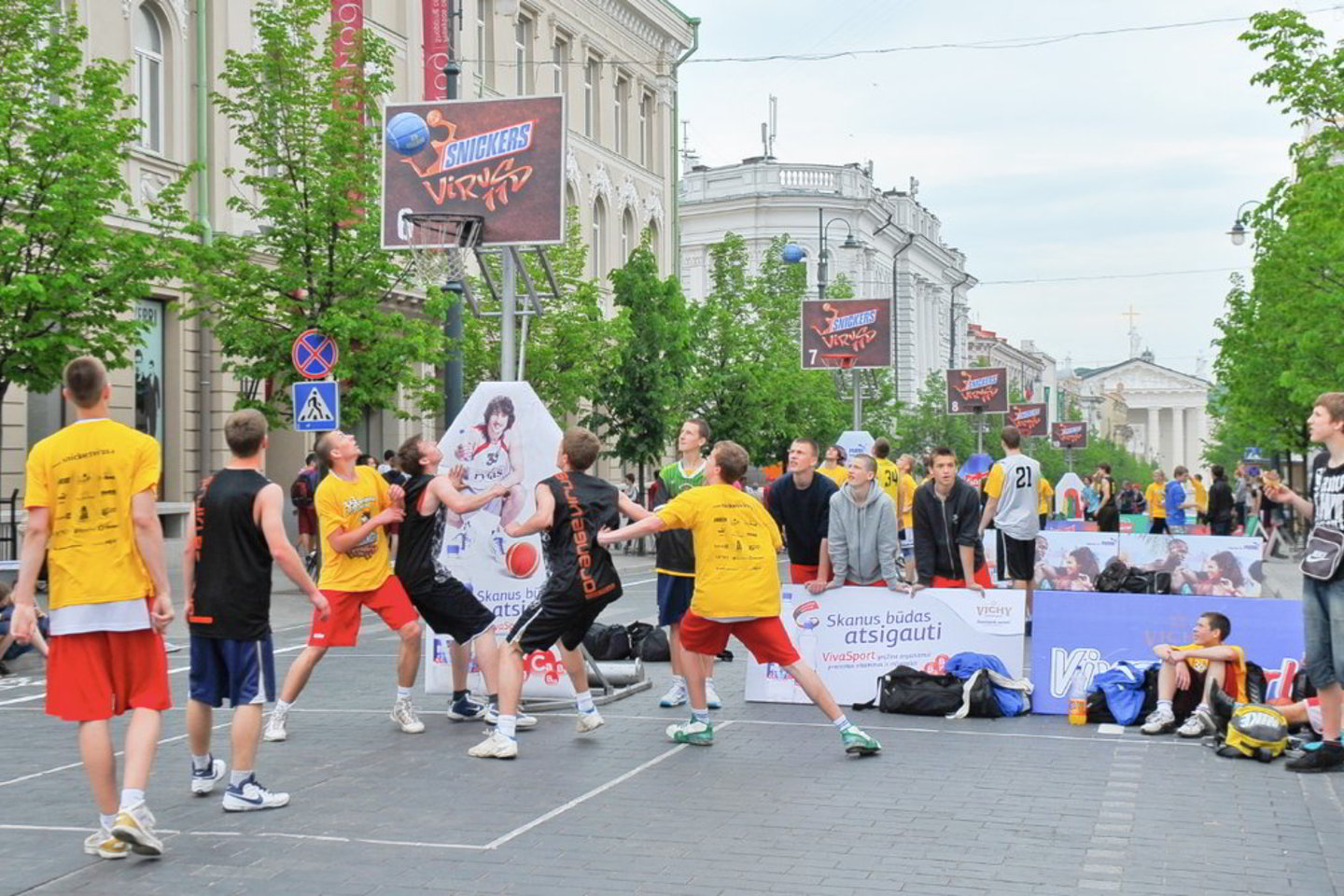Nuo pat ryto iki vakaro Gedimino prospekto gatvės tiesiojoje krepšinio mėgėjai varžėsi „Snickers Virus 2011” varžybose.