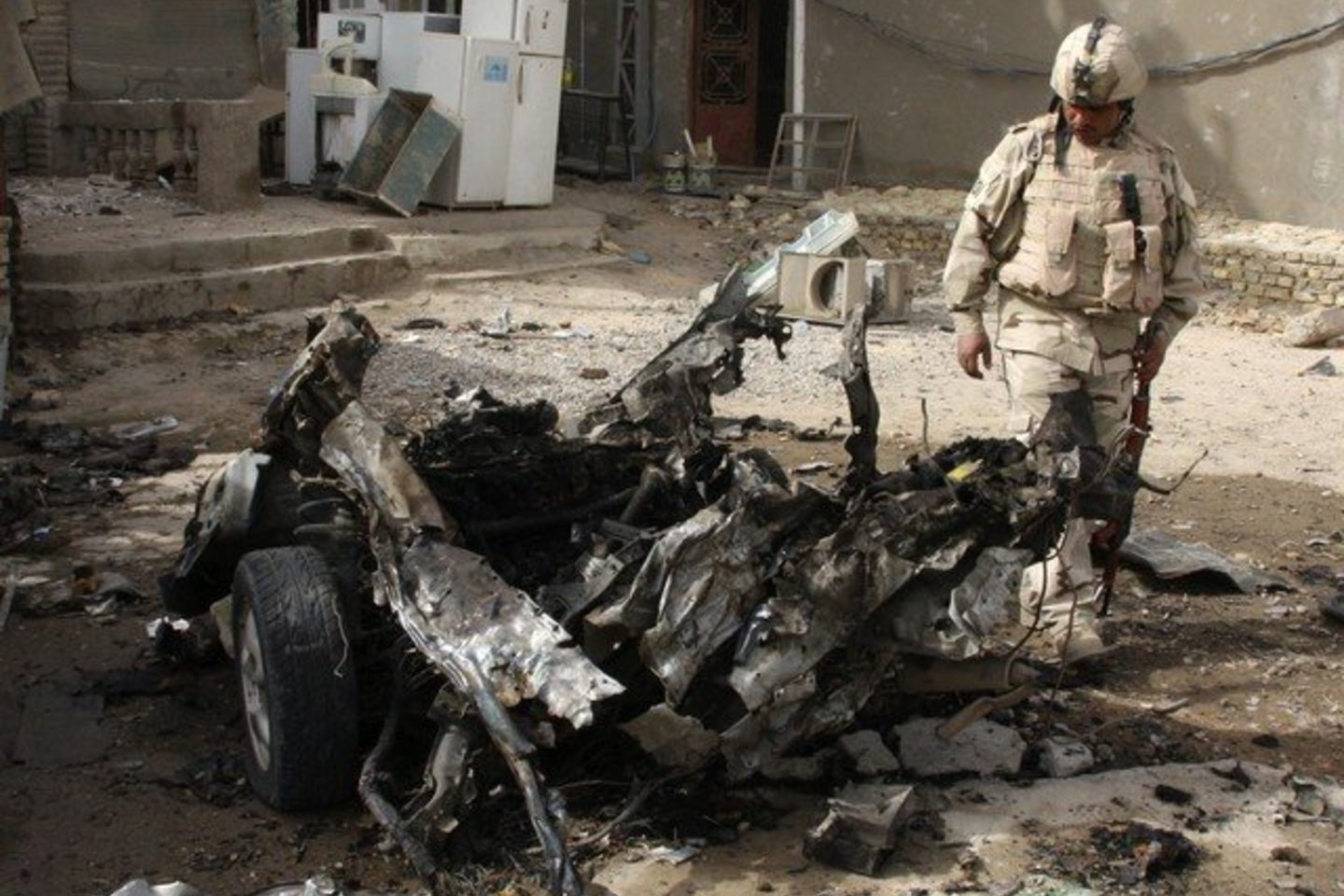 Sekmadienio ryte Irako sostinėje ir aplink ją sprogo iš viso 12 pakelės bombų ir trys sprogmenų prikrauti automobilia.