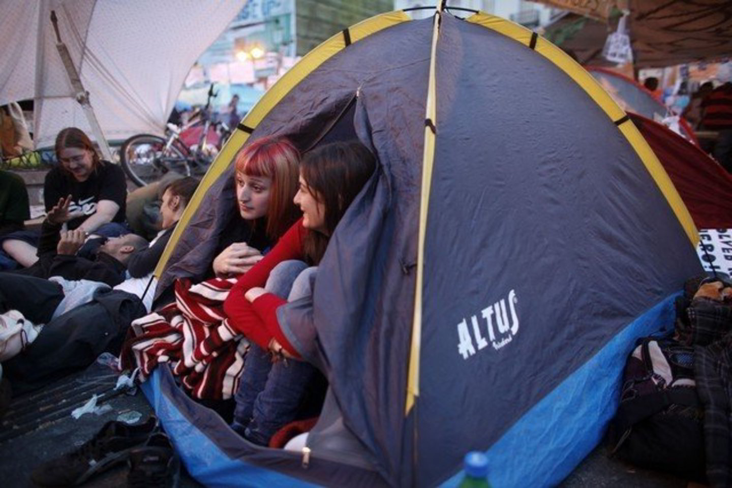 Nors Ispanijos įstatymai draudžia demonstracijas likus parai iki rinkimų, tačiau, protestuotojams šiam nurodymui nepaklusus, policija jų nesiėmė vaikyti.