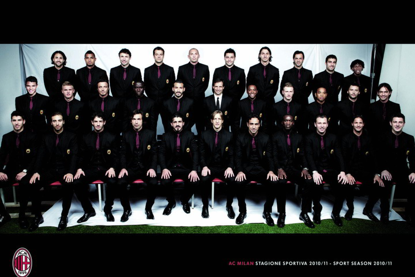 Knygos puslapiuose – “Milan” futbolo komandos žaidėjai. Ne apnuogintais kūnais, o papuošti elegantiškomis “Dolce&Gabbana” eilutėmis.