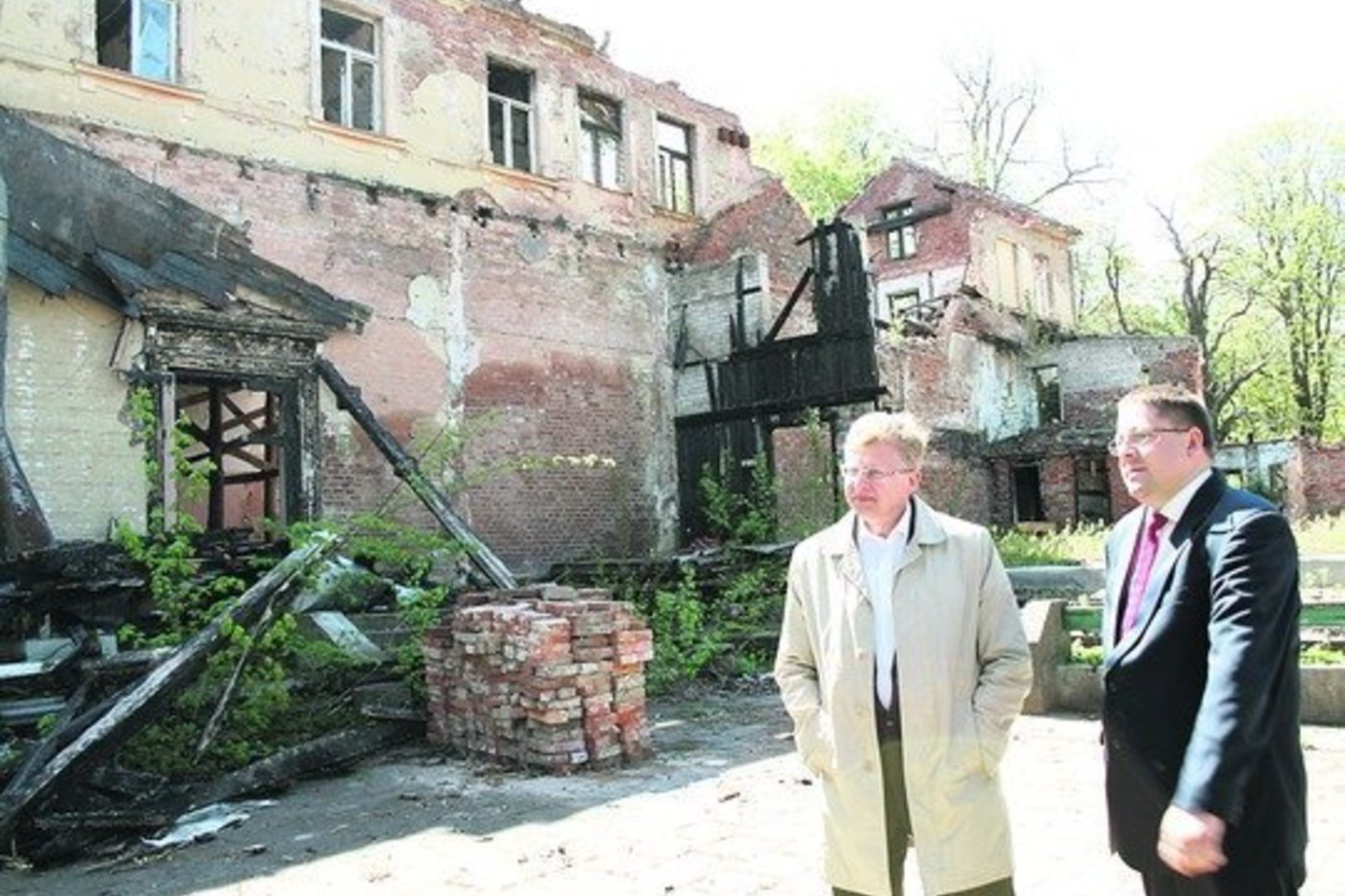 Kurhauzo atstatymo planus Kultūros paveldo departamento direktoriaus pavaduotojas A.Degutis (kairėje) aptarė su Palangos savivaldybės meru Š.Vaitkumi.