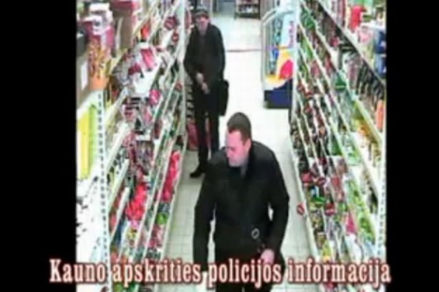 K.Škirpos gatvėje įsikūrusio prekybos centro „Šilas“ vaizdo kameros užfiksavo, kaip prieš savaitę du jaunuoliai iš prekybos salės pavogė įvairių prekių už 250 litų.