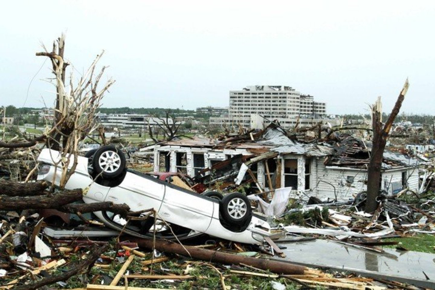 Tornadas nusiaubė Džoplino miestą 10 kilometrų spinduliu.