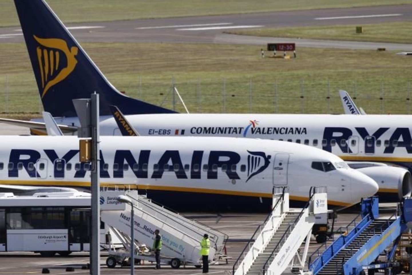 Nors "Ryanair" vadovai kritikavo oro erdvės saugumo tarnybų įspėjimus, tačiau negalėjo pasipriešinti Vokietijos skrydžių kontrolės tarnybos sprendimui.