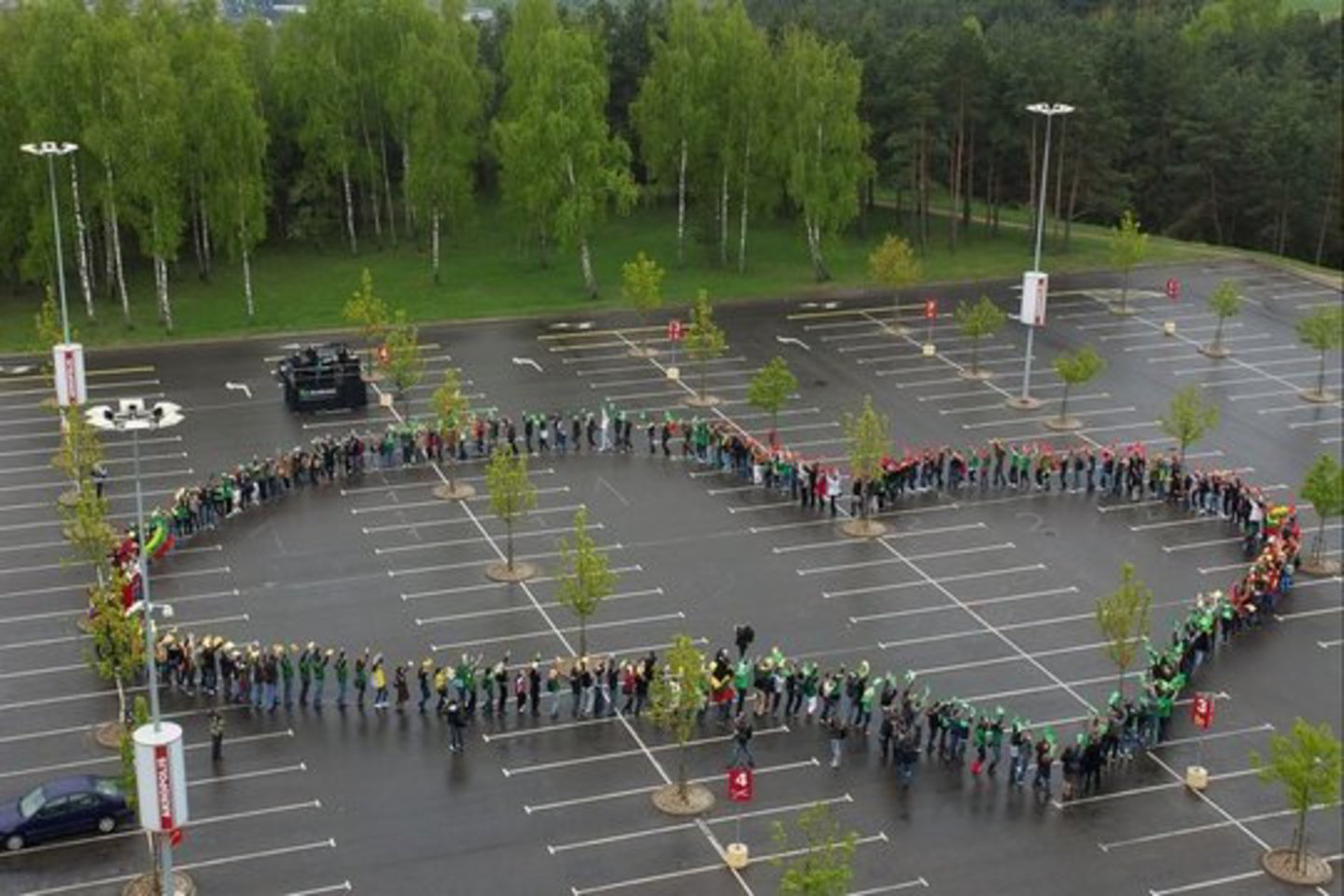 Gegužės pradžioje, Vilniuje, šimtai mūsų šalies krepšinio mylėtojų, pasipuošusių šio sporto atributika, sustojo į didžiausią Lietuvoje „Krepšinio širdį“.
