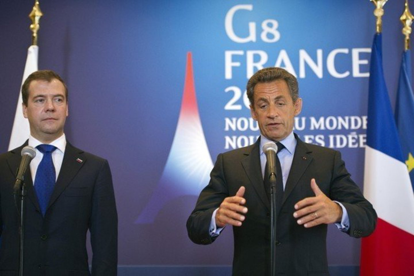 Rusijos ir Prancūzijos prezidentai Dmitrijus Medvedevas (kairėje) ir Nicolas Sarkozy susitarė, kad sutartis, pagal kurią Rusija įsigis keturis laivus „Mistral“, bus pasirašyta per 15 dienų.
