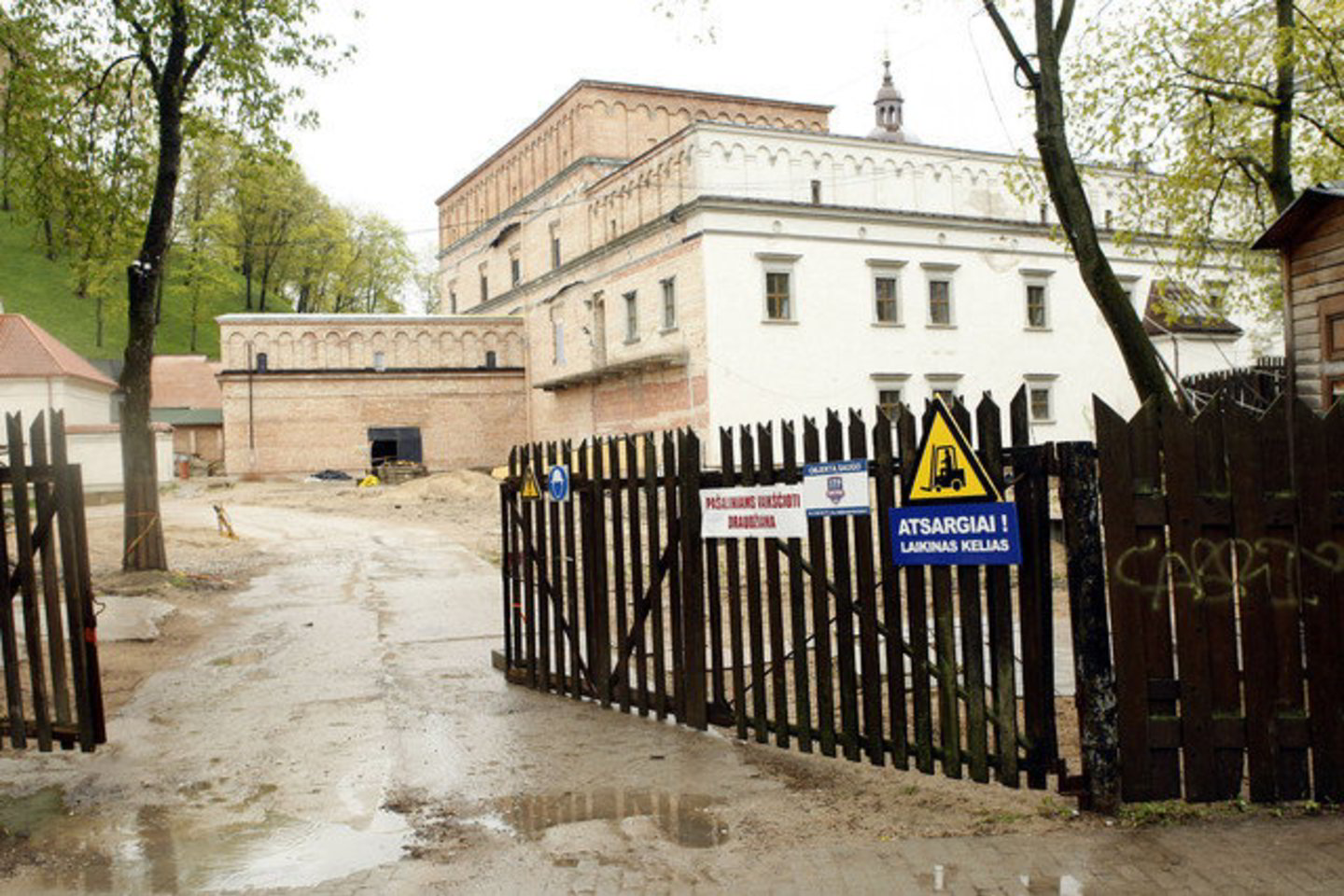 Darbai atstatomuose Valdovų rūmuose sustabdyti Viešųjų pirkimų tarnybai aptikus nemažai pažeidimų sutartyje su generaliniu rangovu Panevėžio statybos trestu.