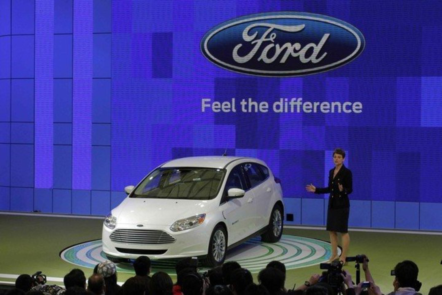 „Ford“ inžinieriai jau kuria sistemos atmainas, kurios ne tik perspės vairuotojus apie pavojus informaciniais pranešimais, bet ir automatiškai aktyvuos automobilyje esančias saugumo sistemas.