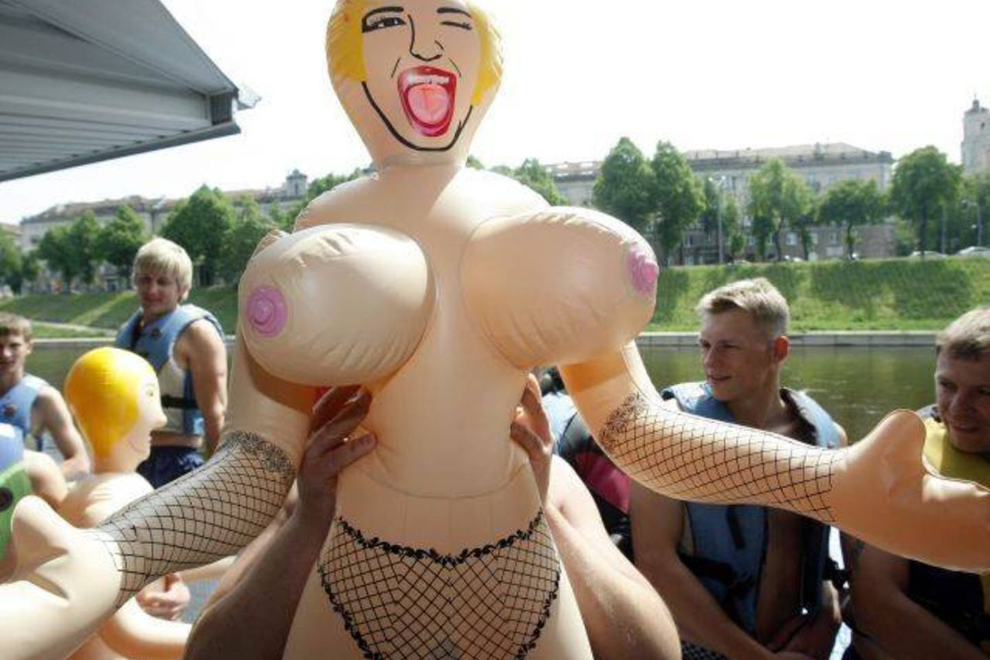 Vyrai nebijojo parodyti savo pripučiamų partnerių privalumų.