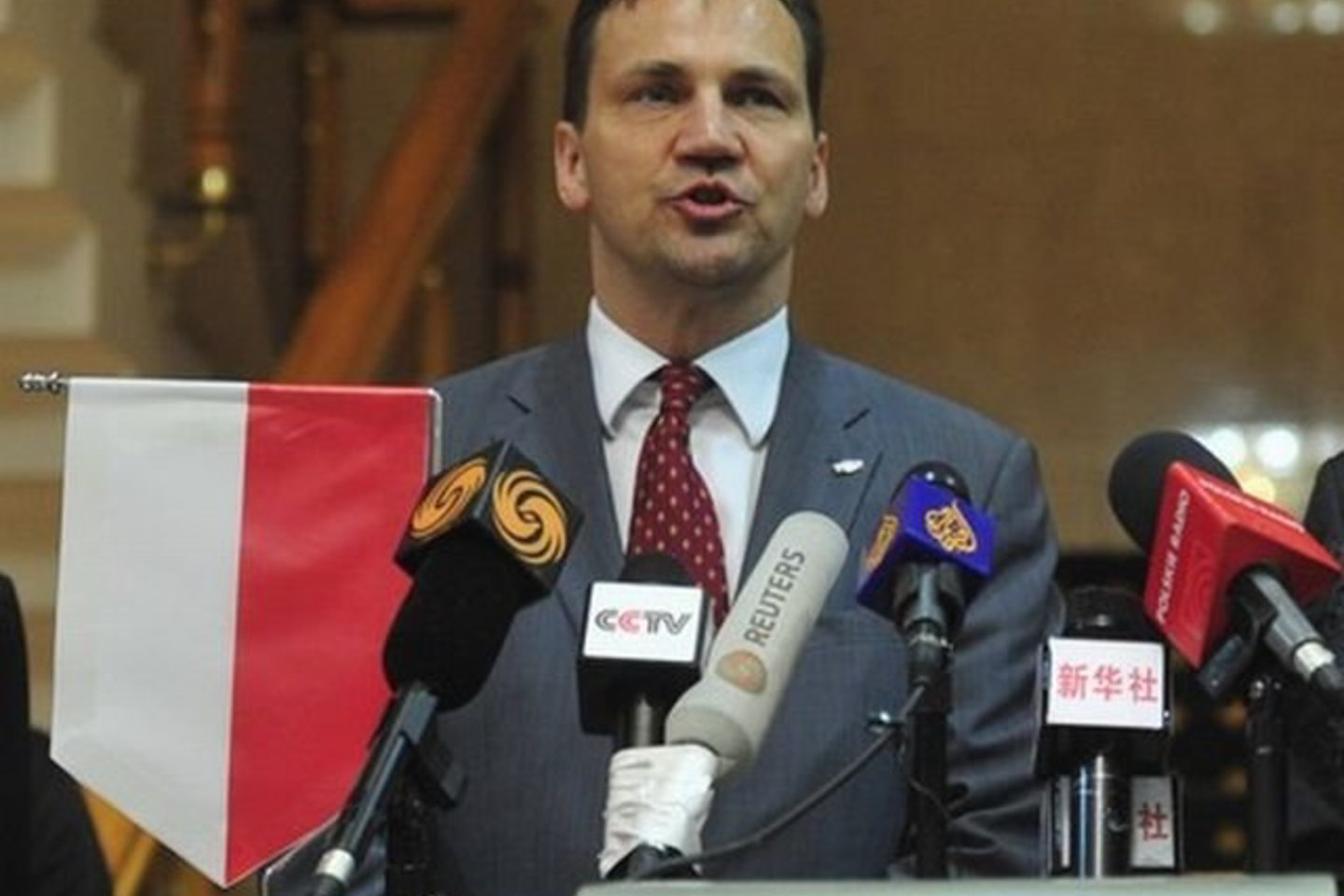 R.Sikorskis imponuoja savo nepriklausomybe.
