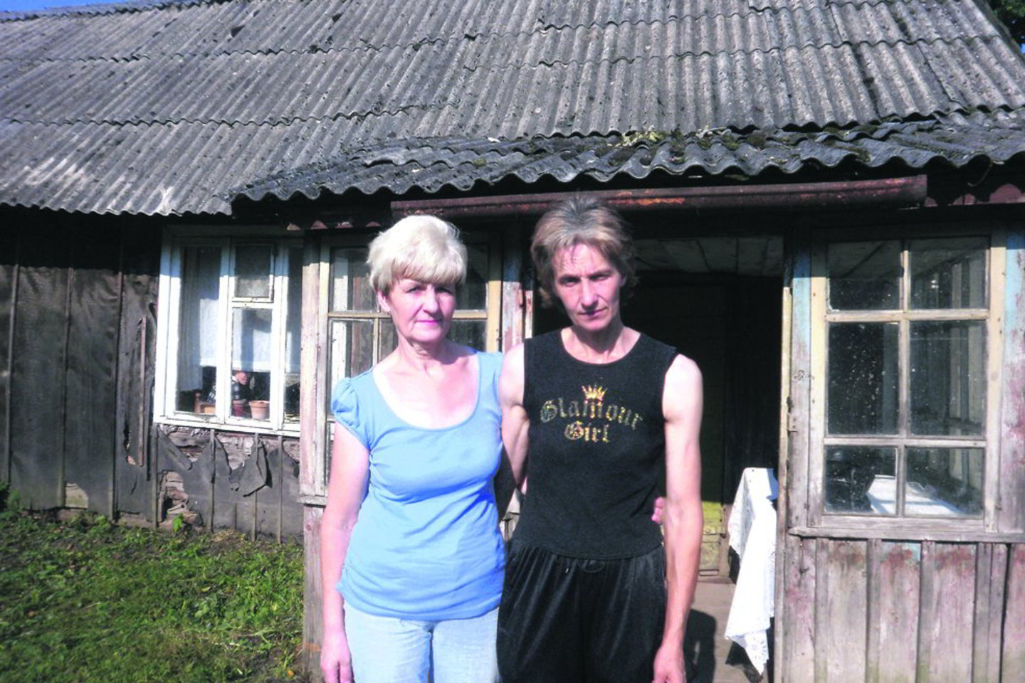 Po sutuoktinio mirties septynis vaikus auginančiai V.Burkinovienei (dešinėje) padeda tauragiškė D.Jucienė.