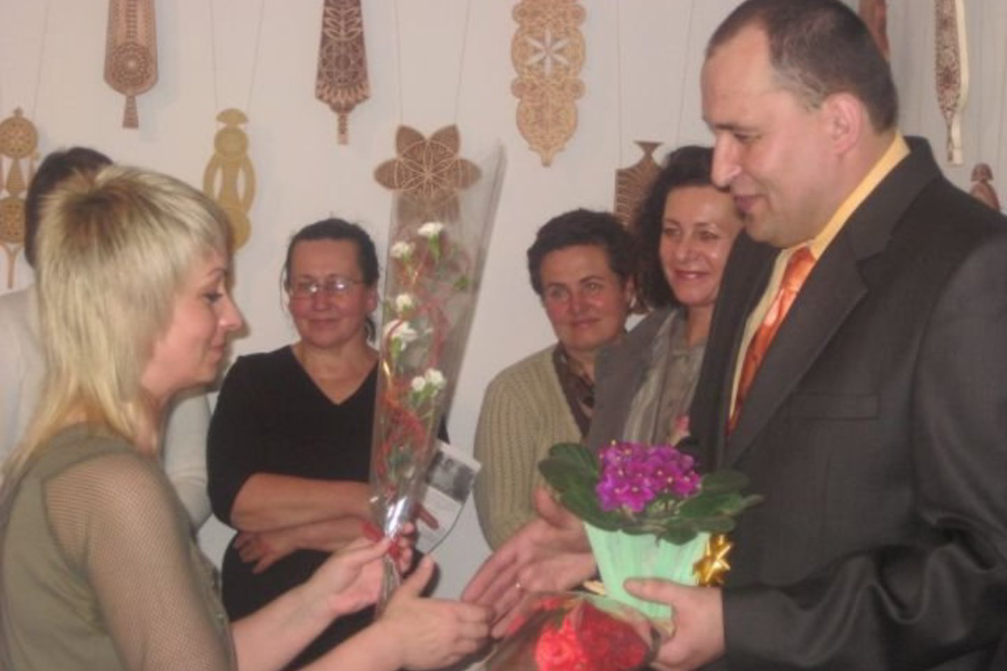 Į parodos atidarymą susirinkę Tauragnų miestelio bendruomenės nariai, Utenos miesto kultūros ir visuomenės veikėjai parodos autoriui negailėjo gėlių, gerų žodžių, linkėjo stiprybės atsakingame policininko darbe ir sėkmės tautodailininkų konkursuose.