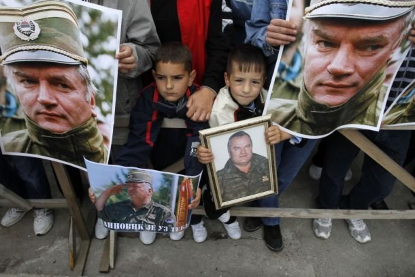 R.Mladičiaus sūnus neigia, kad jo tėvas vadovavo žudynėms. Tai aiškina ir protesto akcijas Serbijoje bei Bosnijoje ir Hercegovinoje rengiantys R.Mladičiaus rėmėjai.
