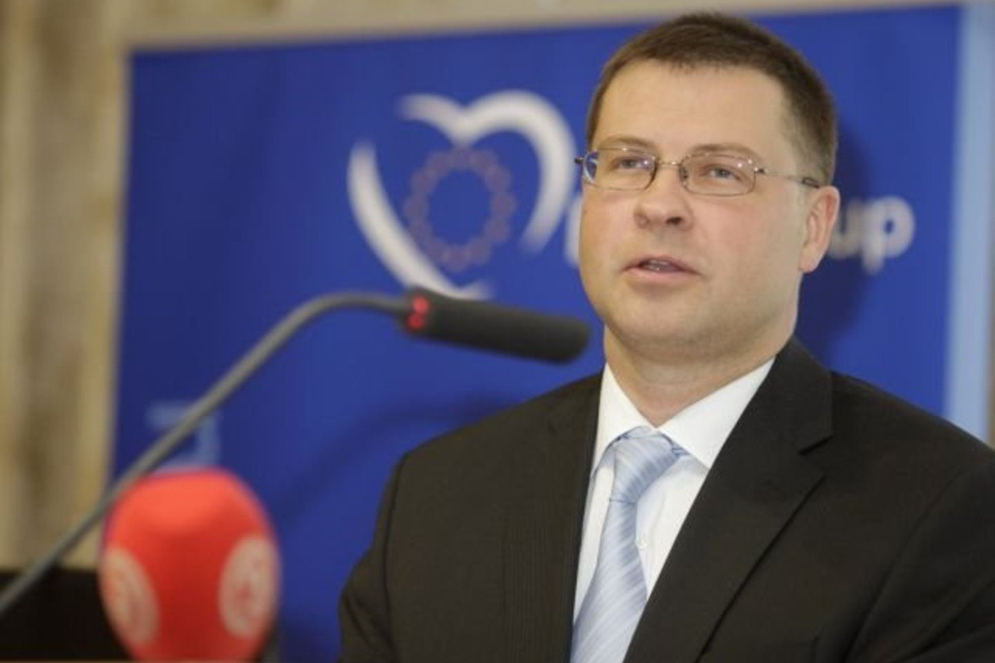 Latvijos premjeras V.Dombrovskis tikisi, kad Latvijos ekonomikai nepakenks pakilusi politinė įtampa.