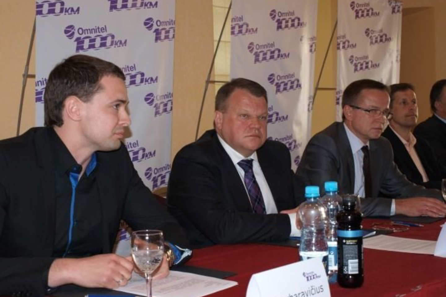 „Tikiuosi, kad sugrįžimas į „Omnitel 1000 km lenktynes“ bus sėkmingas. Sugrįžtame kovoti tik dėl pergalės“, - sakė „Snoro“ valdybos pirmininkas ir prezidentas Raimondas Baranauskas (viduryje).