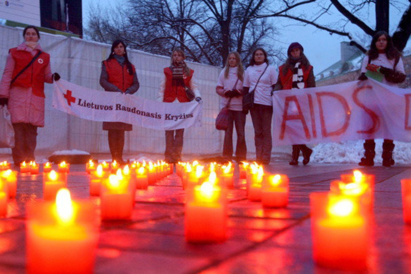 Nepaisant trijų dešimčių metų intensyvių specialistų pastangų ir milžiniškų investicijų, gydymas, kurį taikant būtų įmanoma visiškai išgydyti AIDS, vis dar neatrastas.
