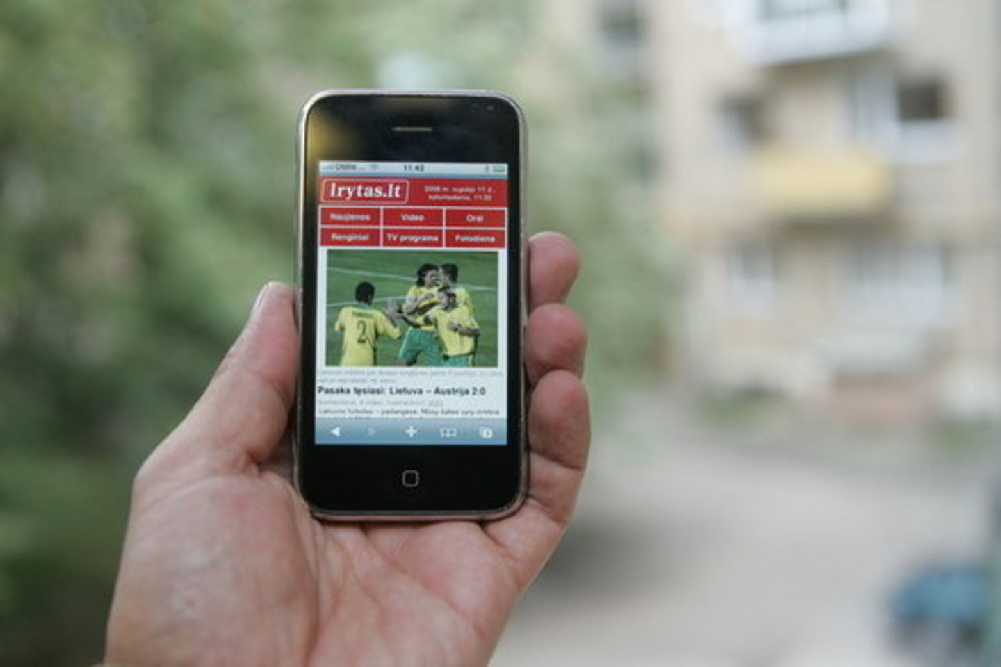 Dar 2008 metais portalas lrytas.lt pirmasis Lietuvoje pateikė mobiliąją versiją m.lrytas.lt, kuri buvo skirta tuo metu ką tik pasirodžiusiam „iPhone“ telefonui.