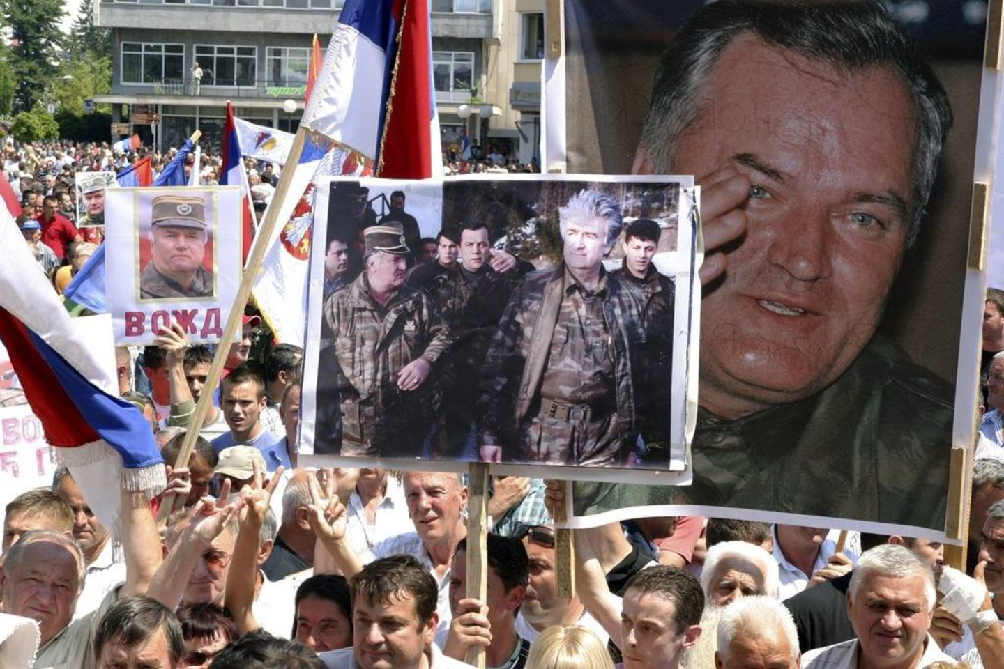 R.Mladičiaus vadovaujamos Bosnijos serbų pajėgos 1995 metų liepos 11 dieną užėmė rytinį Srebrenicos anklavą, kurį saugojo JT taikdariai.