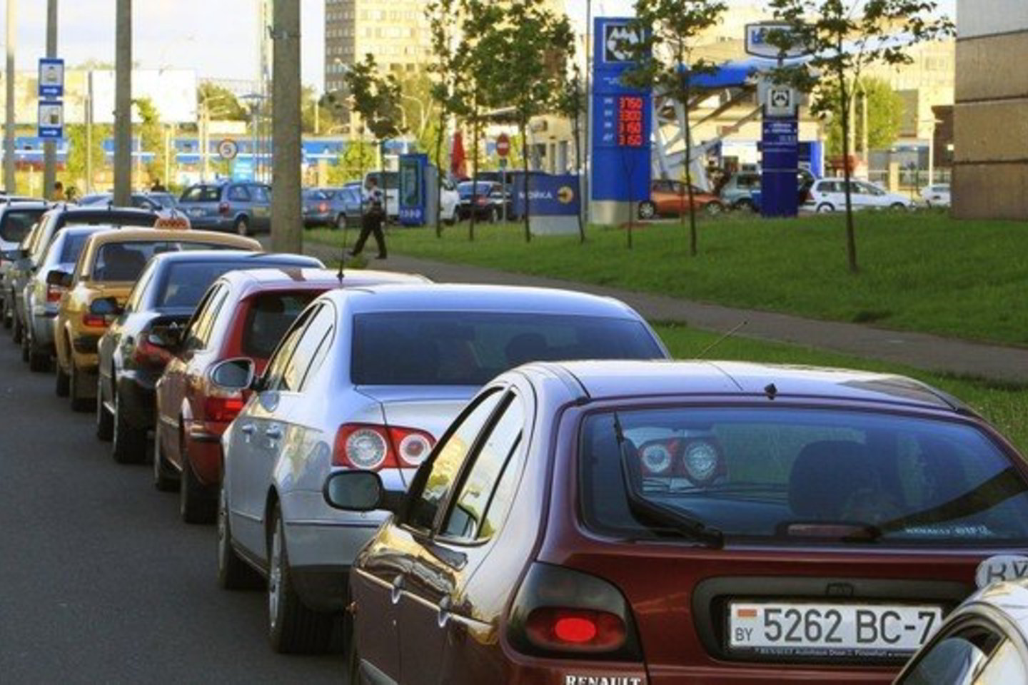 Gegužės pabaigoje prie Baltarusijos degalinių nusidriekė vairuotojų eilės, nes baimintasi degalų kainų šuolio.