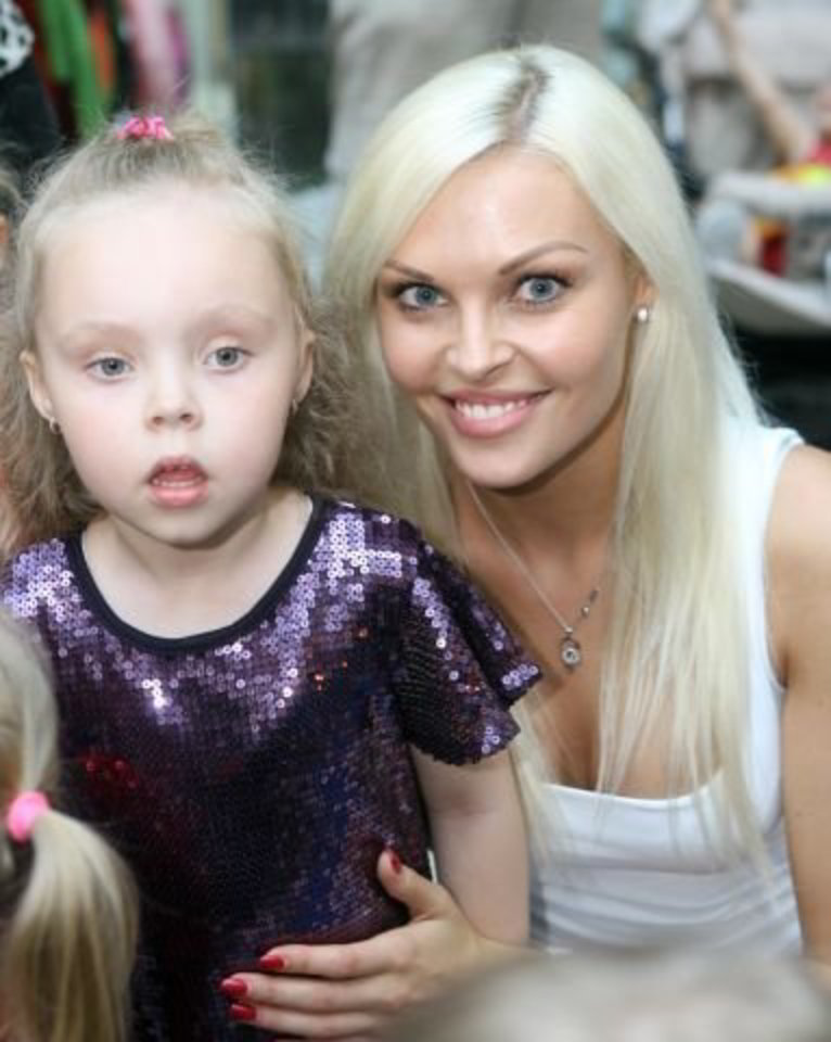 S.Steikūnaitės dukra taip pat lipo ant scenos - mergaitė šoka vaikų šokių grupėje „Džimba“.