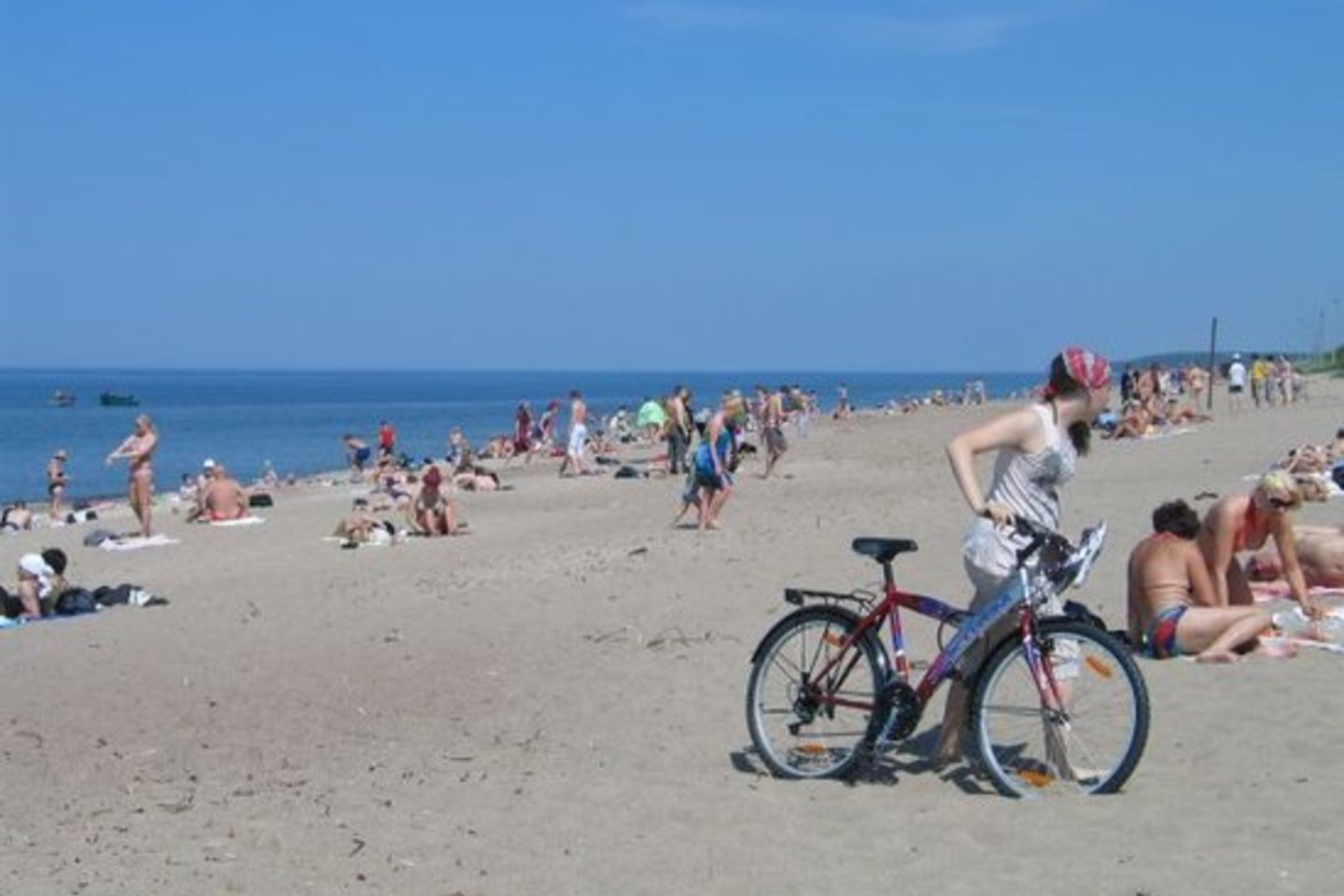 Atsiranda drąsuolių, kurie jau lenda į šaltą Baltijos vandenį.