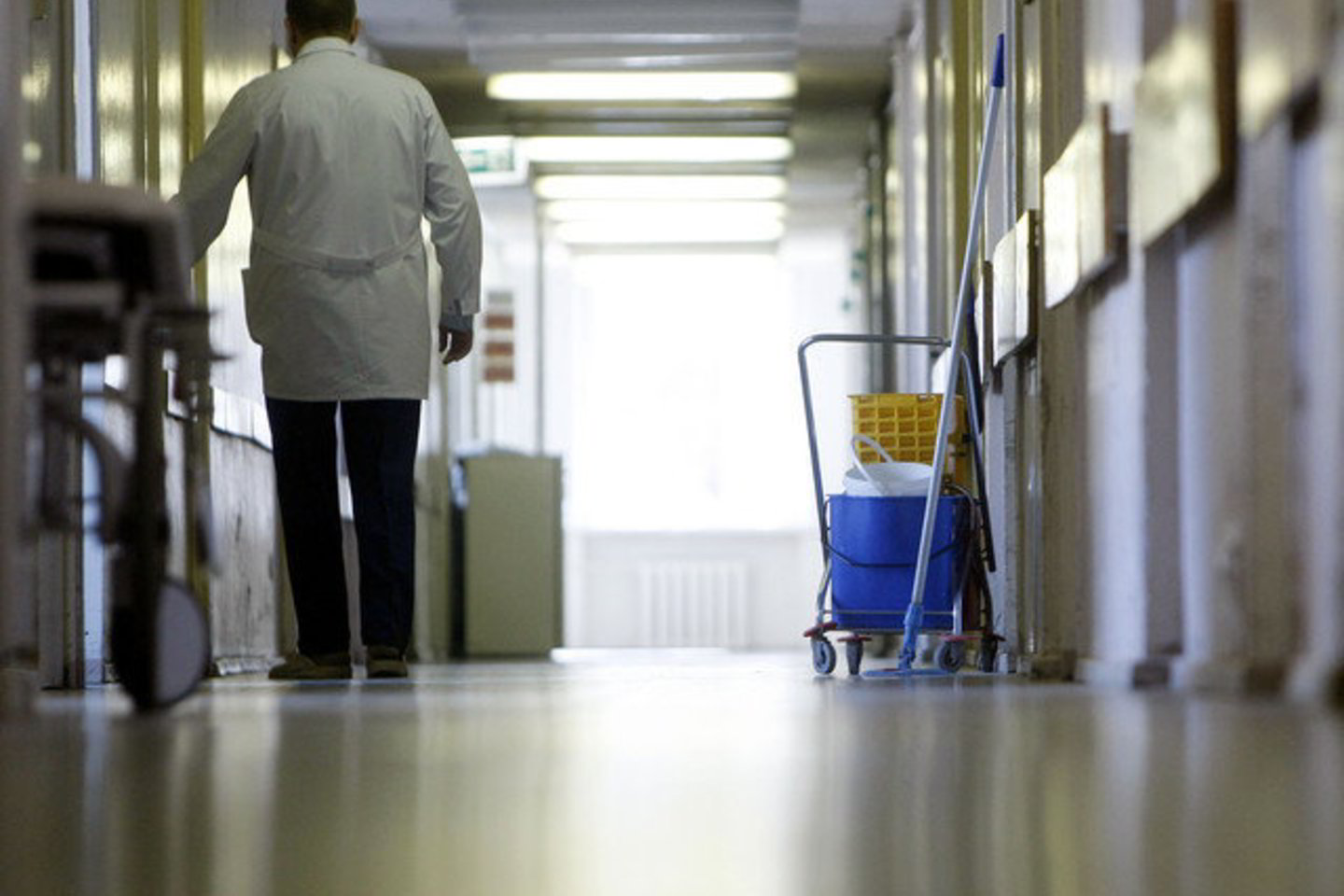 Epidemiologinio tyrimo, kurį atlieka Panevėžio visuomenės sveikatos centro specialistai, duomenimis, visi susirgę asmenys gegužės 28 d. dalyvavo giminių pobūvyje.
