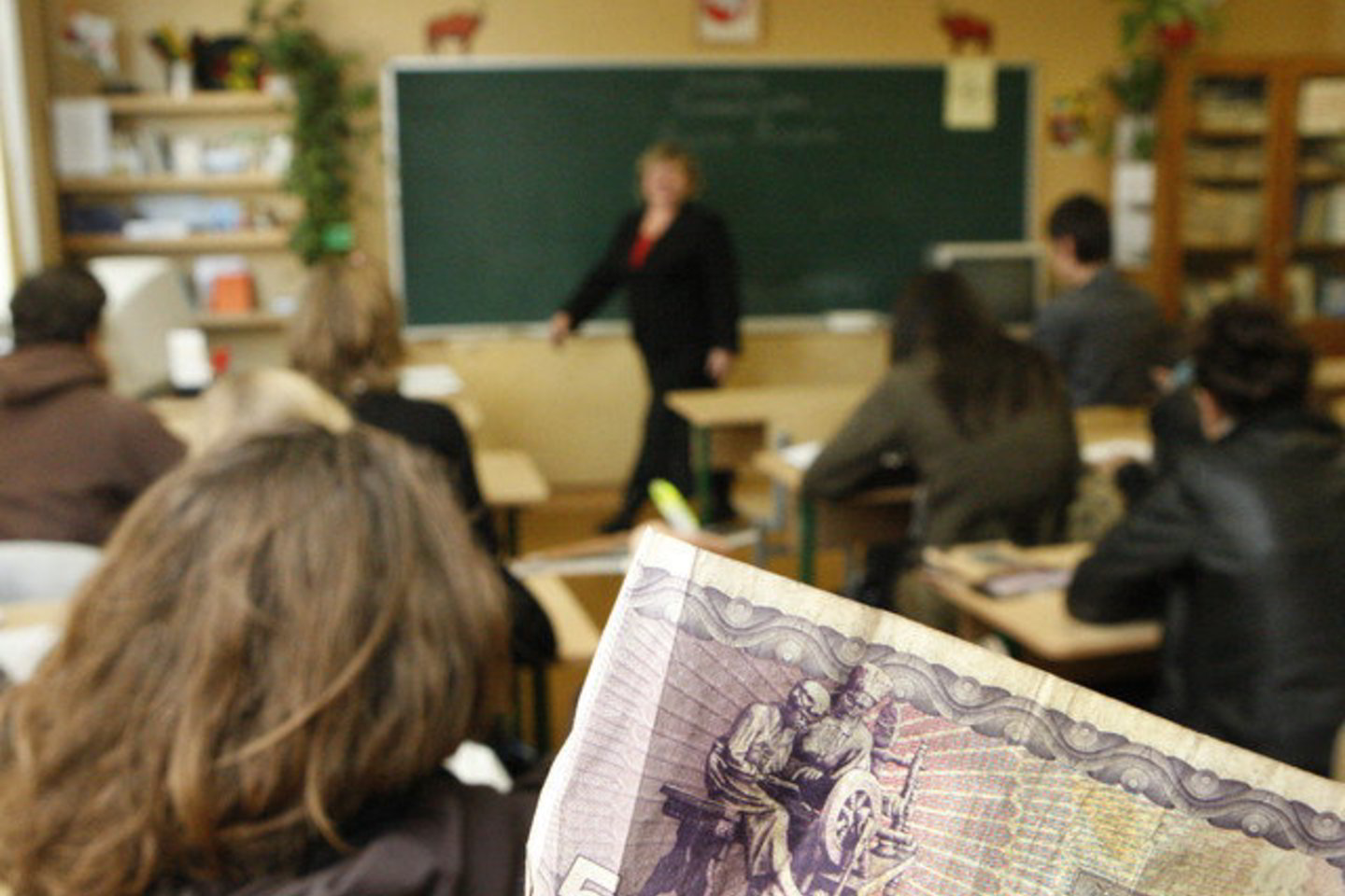 Vienoje mokykloje 50 tūkst. litų panaudoti 2011 metų socialinio draudimo įmokoms sumokėti, nors įstatymas draudžia vienais metais gautas lėšas naudoti kitų metų išlaidoms finansuoti.