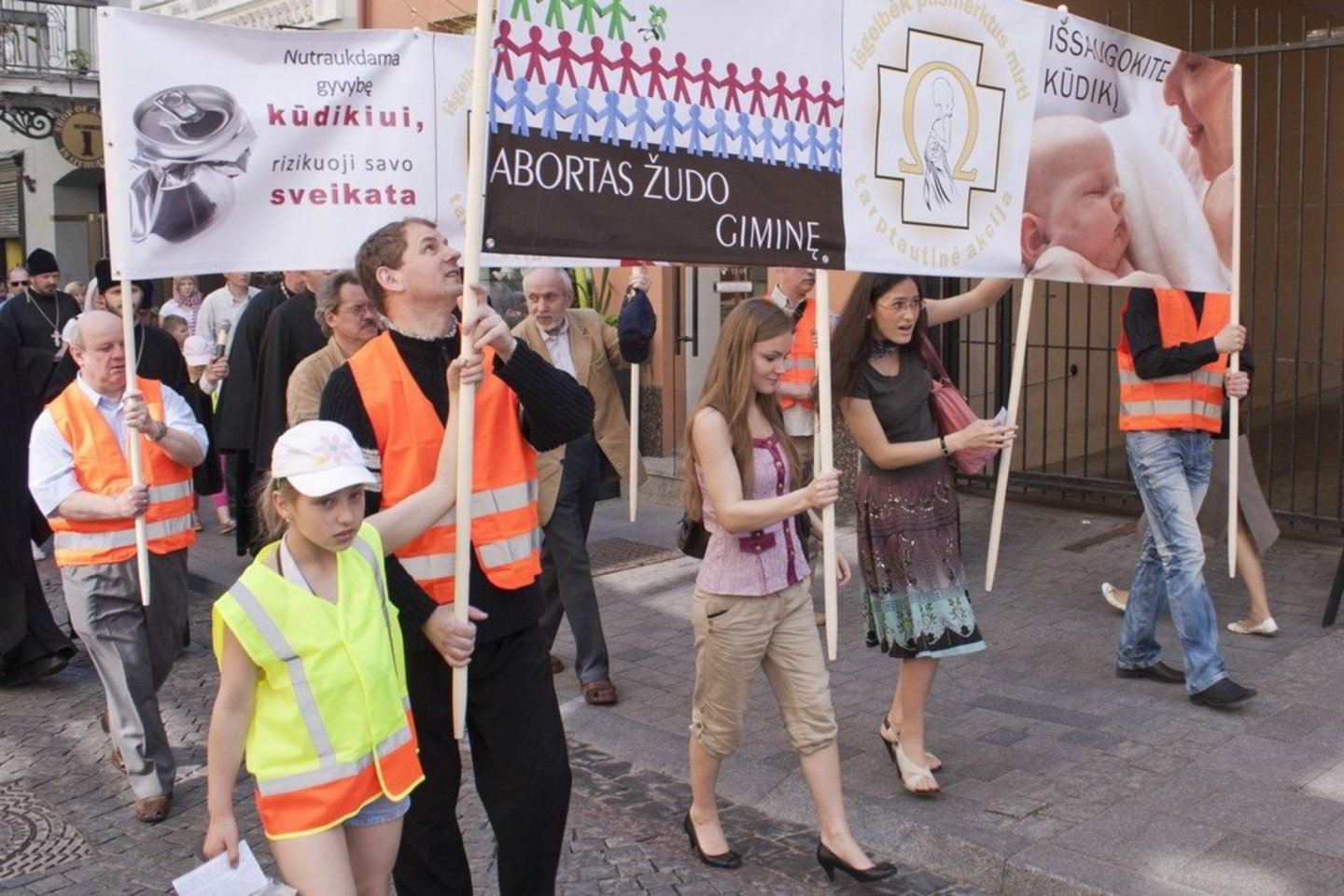 Plakatais eisenos dalyviai kalbėjo negimusių vaikų lūpomis: "Įsileisk mane į savo širdį", "Išsaugok man gyvybę"; taip pat kreipėsi į motinas: "Nutraukdama gyvybę kūdikiui, rizikuoji savo gyvybe".