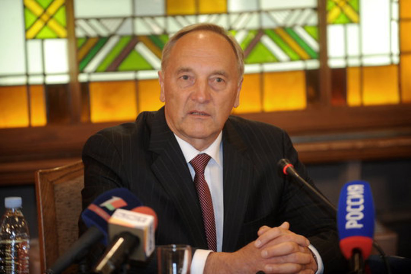 Protesto akcijos prie Latvijos Seimo dalyviai nušvilpė A.Bėrzinį.