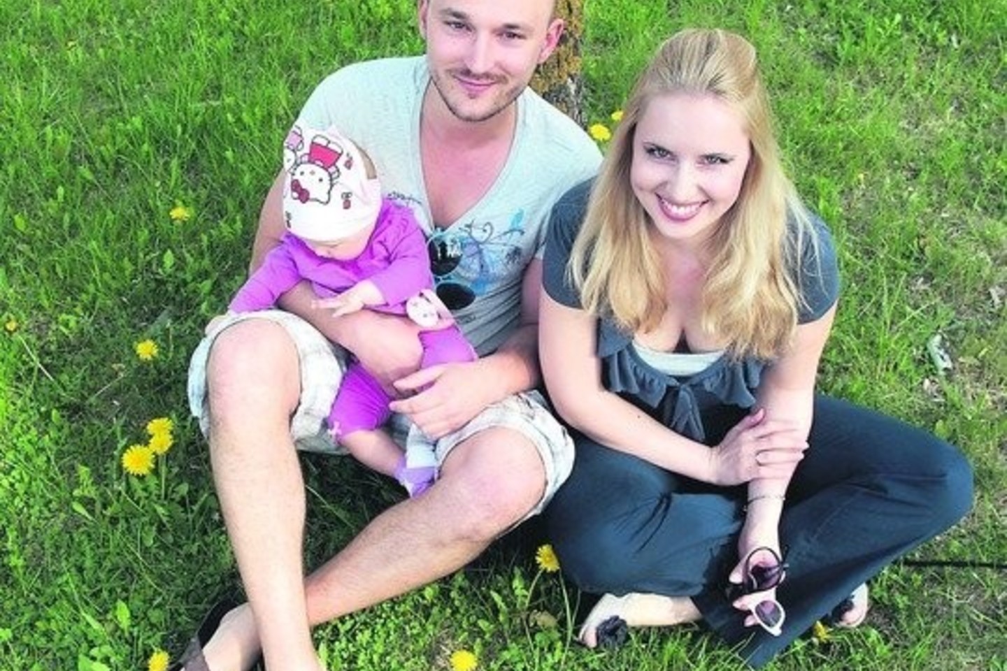 Prieš pusmetį dukters Smiltės susilaukę dainininkas D.Baumila-Dunis ir jo žmona Dainė savaitgaliais visuomet stengiasi ištrūkti į gamtą.