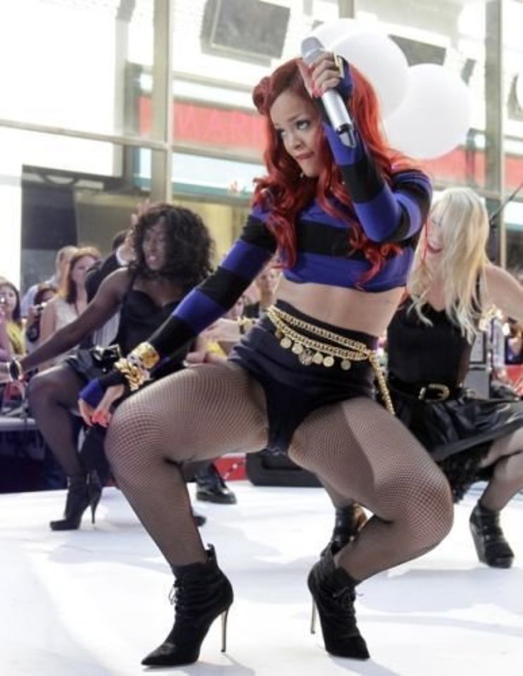 Rihanna, savo buvusio draugo dainininko Chriso Browno smurto 2009 metais auka, parašė „Twitteryje“, kad šio filmuko tikslas - paremti visas merginas, patekusias į tokią situaciją, kaip ji.