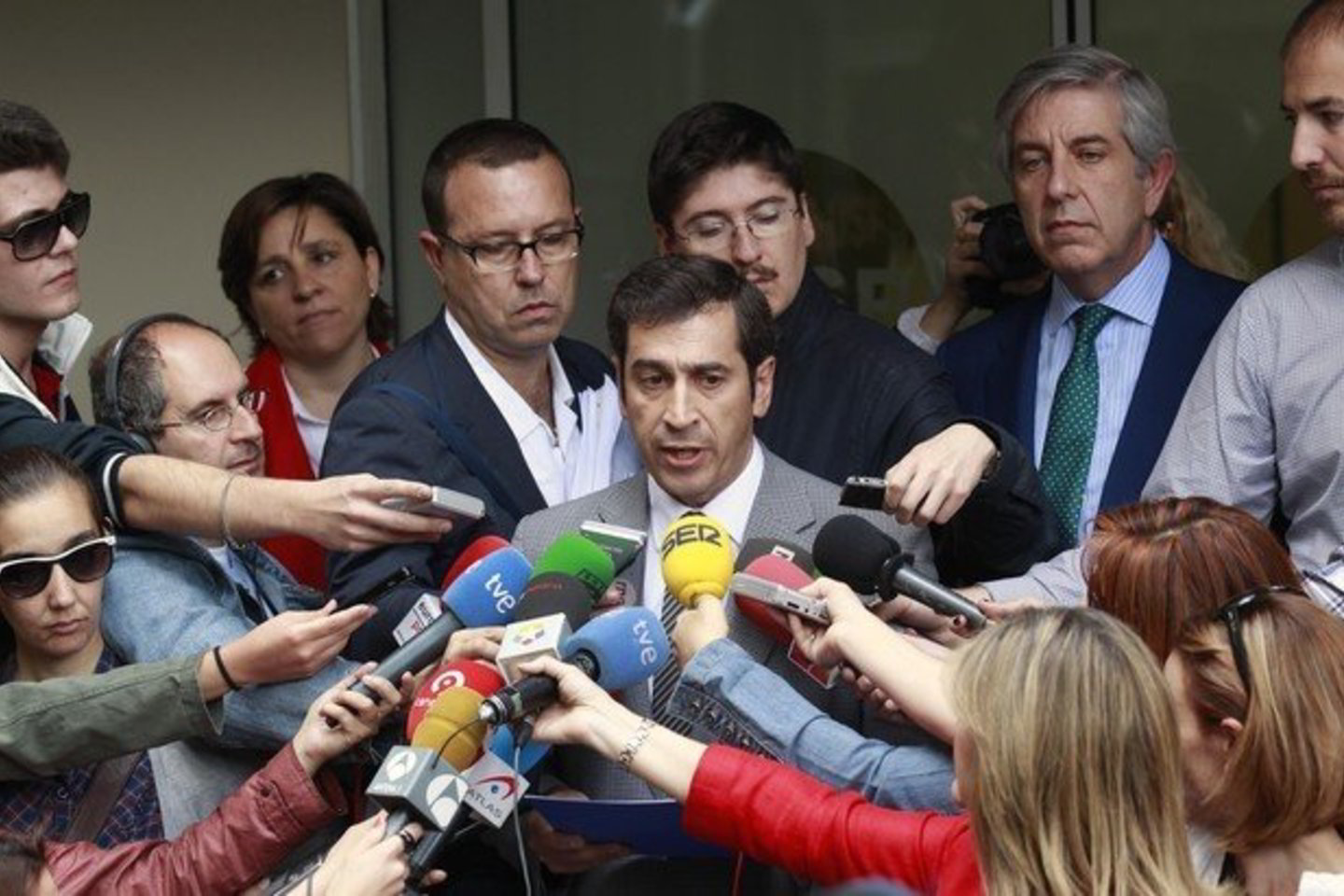 Ispanijos karaliaus Juano Carlos I būklę pristatantis Javieras De Jozas apsuptas žurnalistų.