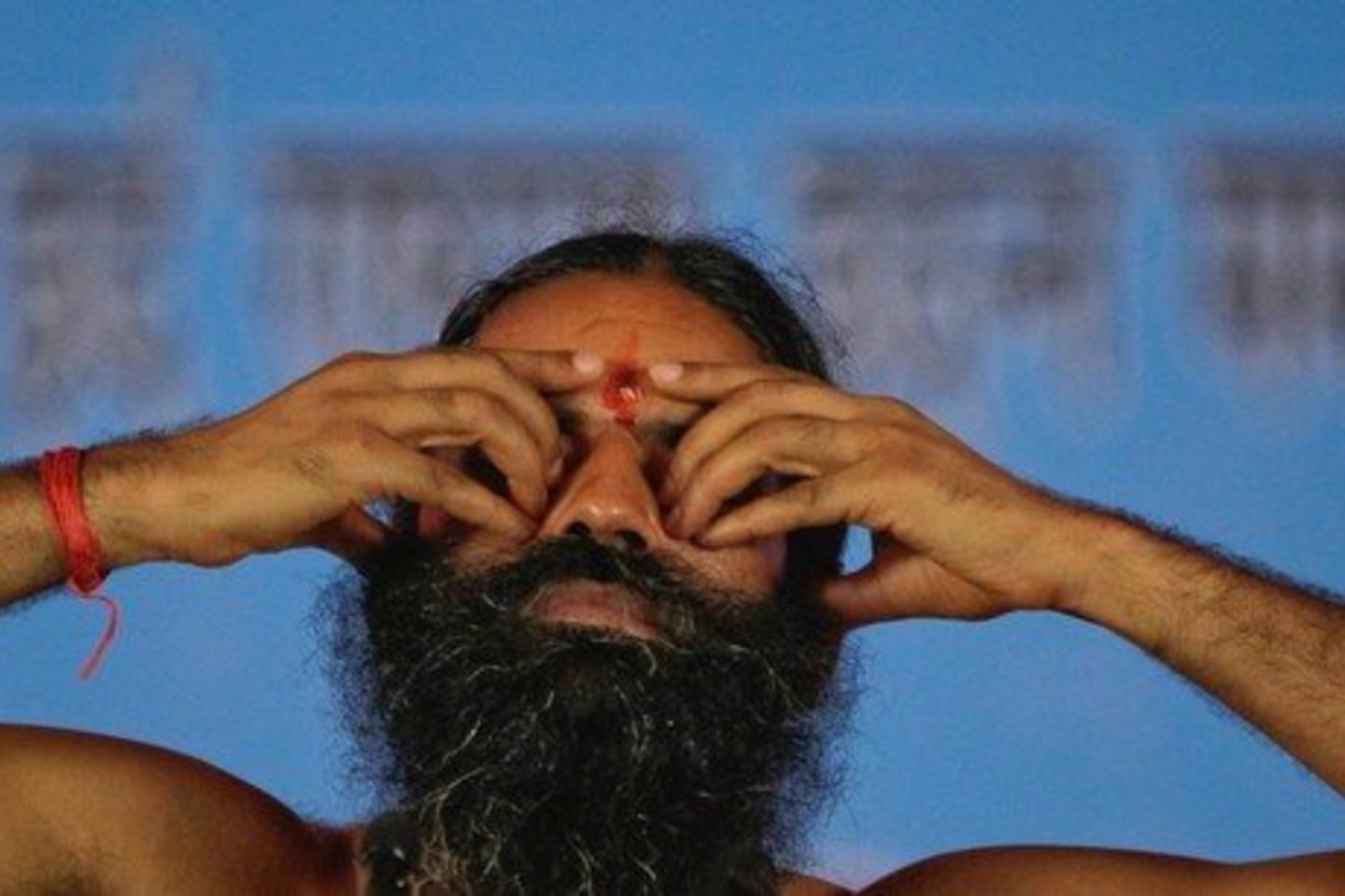 Šiai protesto akcijai vadovauja guru Swami Ramdevas, kilęs iš neraštingos šeimos, tačiau vėliau tapęs televizijos laidos, kurią žiūri apie 30 mln. žmonių, vedėju.