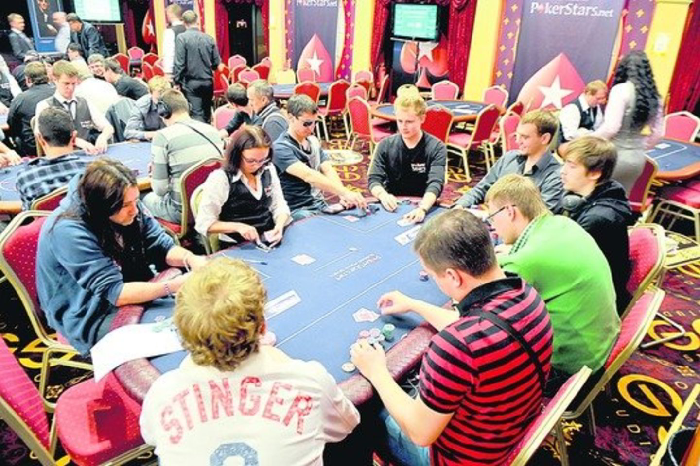 Pinigų nestokojantys pokerio žaidėjai iš įvairių užsienio valstybių mielai laukiami ne tik Latvijoje, bet ir Estijoje – ten nuolat vyksta dideli turnyrai.