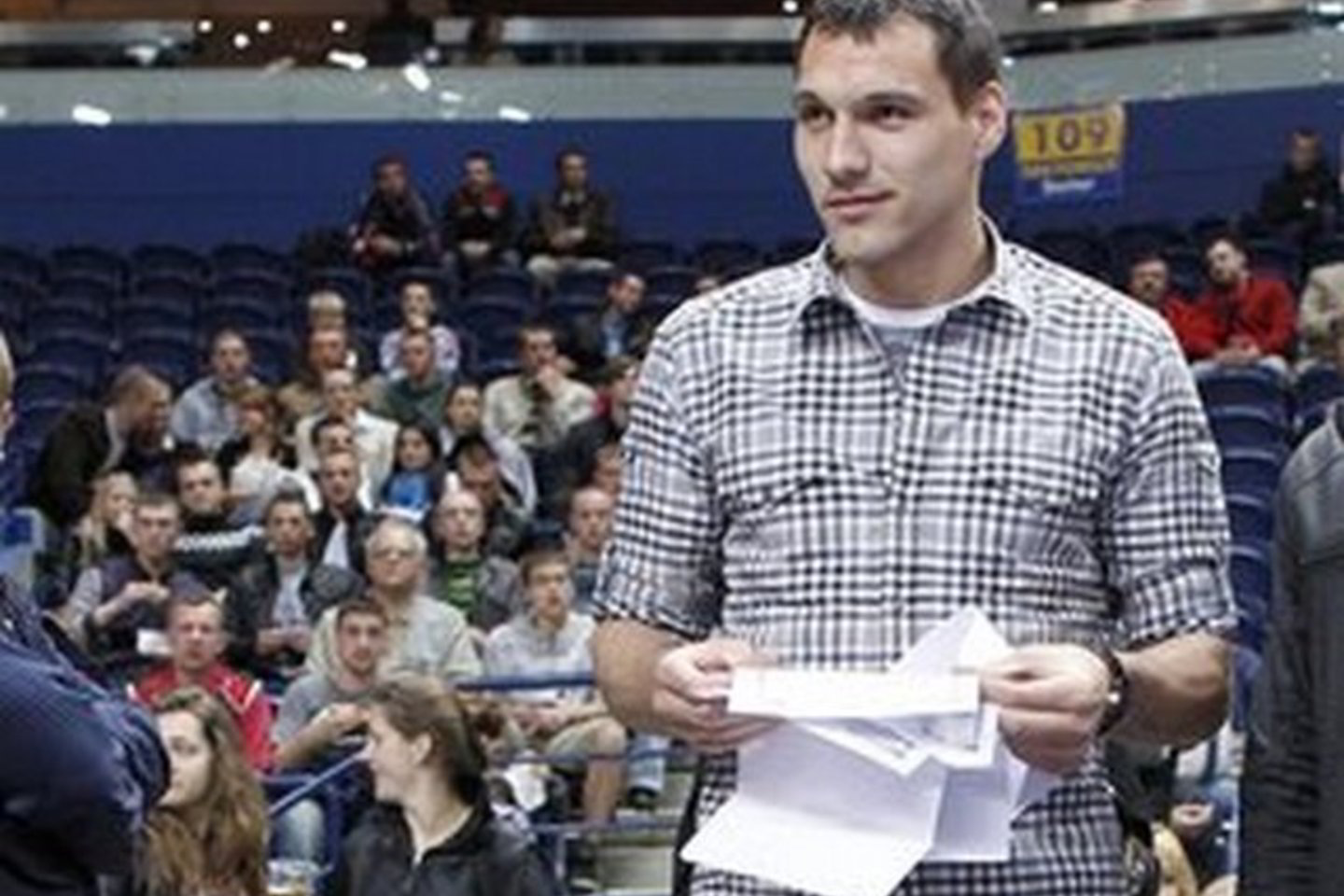 Nors jau tikrai aišku, kad dėl sunkios traumos jis negalės žaisti Lietuvoje vyksiančiame Europos čempionate, o jo sutartis su Milano „Armani Jeans“ baigiasi šią vasarą, puolėjas nepraranda geros nuotaikos.