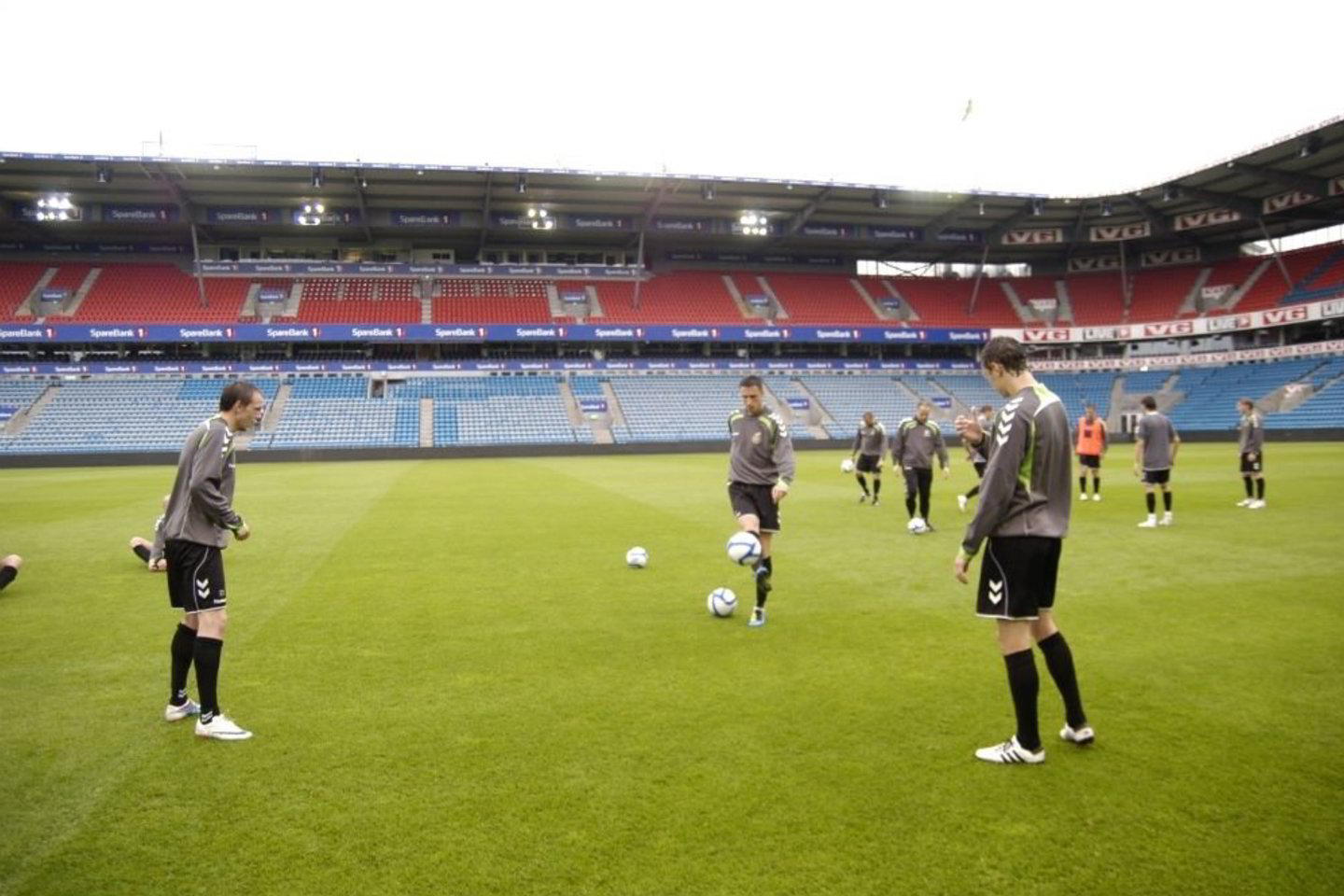 Lietuvos futbolo rinktinė paskutinę repeticiją prieš draugišką mačą su Norvegijos komanda pirmadienio vakarą surengė Oslo „Ullevaal“ stadione.