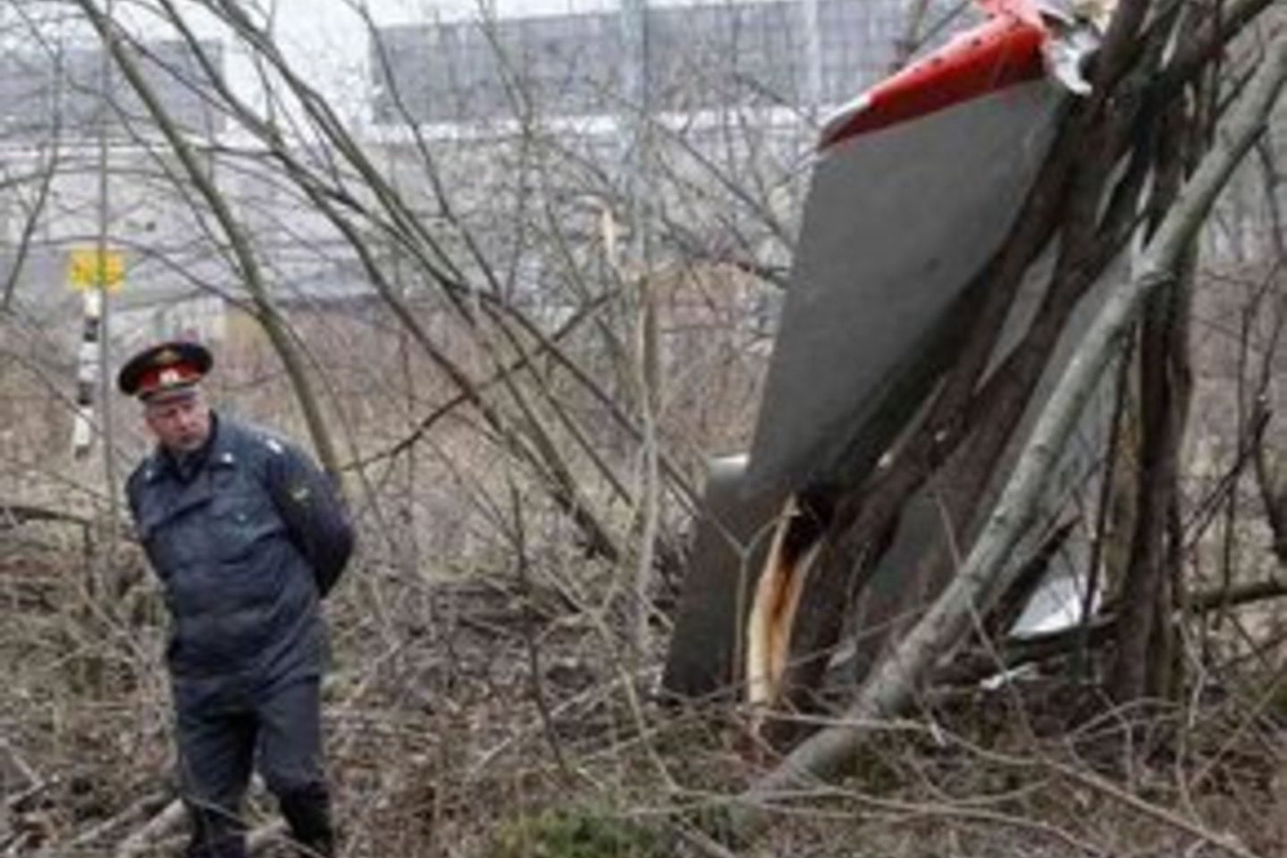 Praėjus daugiau kaip metams nuo Lenkijos prezidento lėktuvo katastrofos, ištikusios balandžio 10 d. prie Smolensko, nutarta aptverti jo sudužimo vietą.