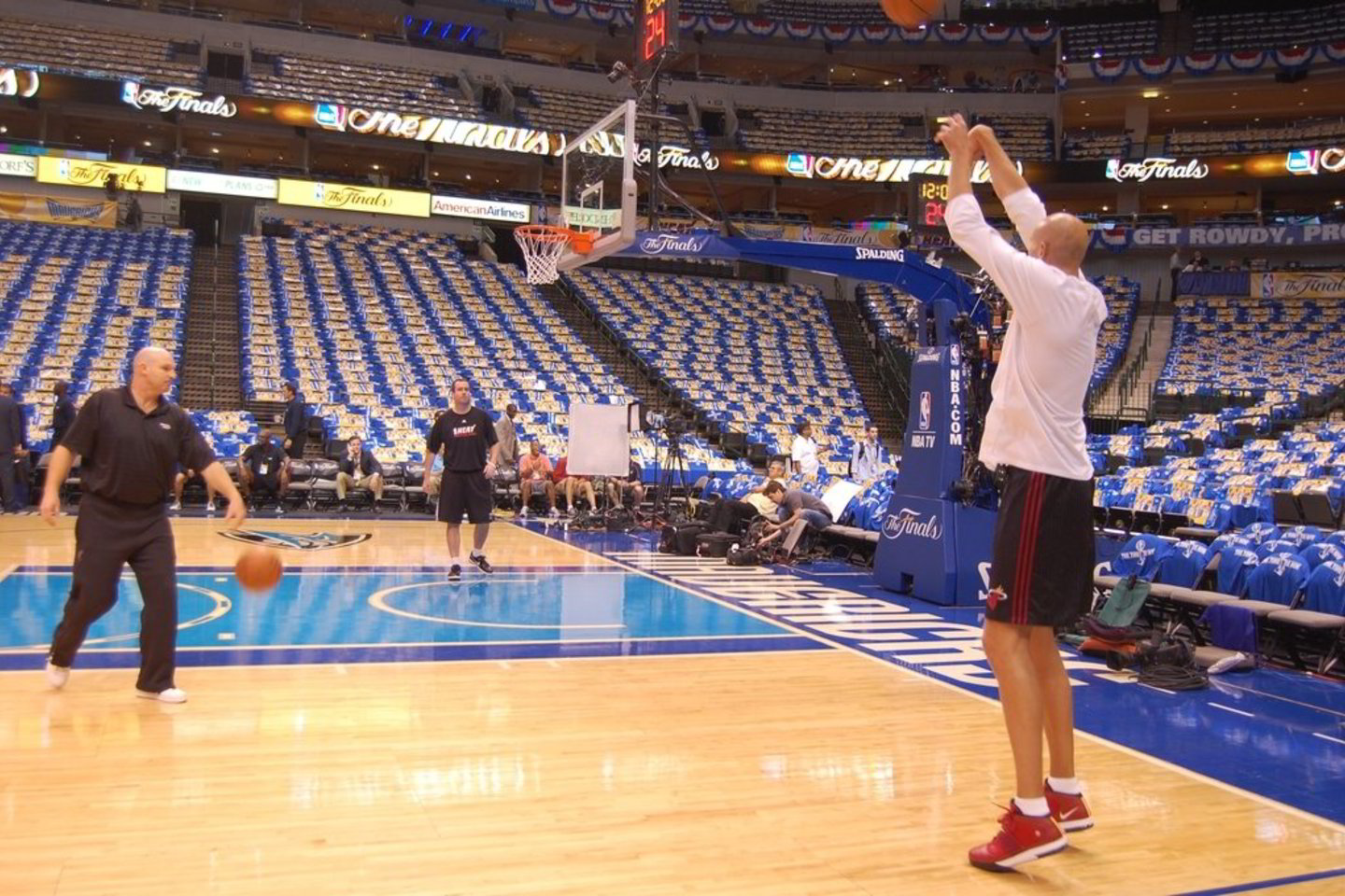 Iki rungtynių likus trims valandoms Ž.Ilgauskas jau mėtė į krepšį „Mavericks“ arenoje nors žinojo, kad nebus registruotas trečiosioms NBA finalo rungtynėms.