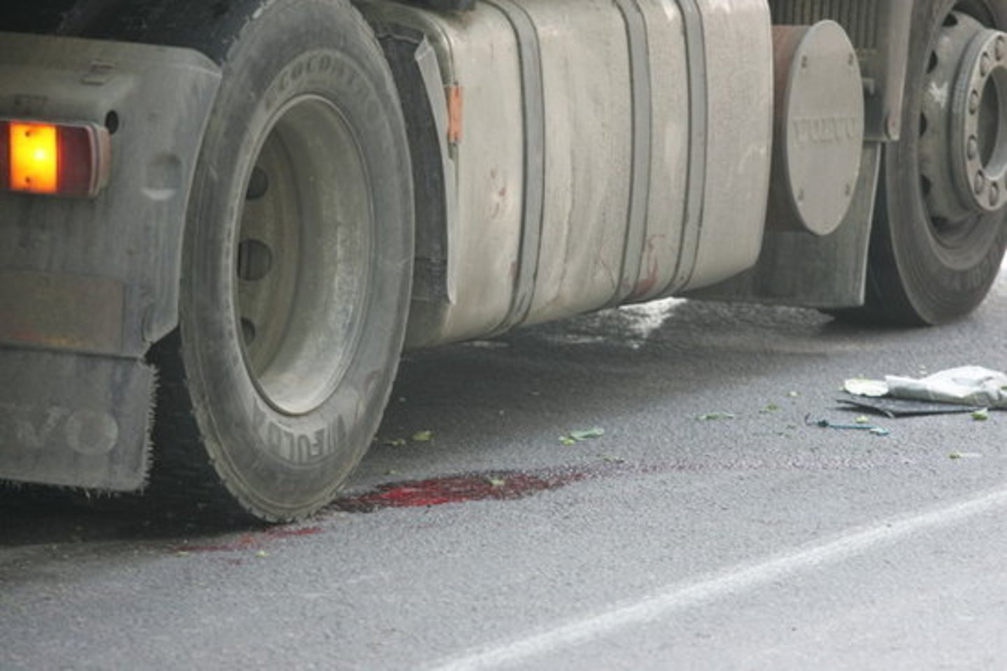 Pasak policijos pranešimo, nukentėjusysis teigia, kad priekaboje buvo krovinys su traktorių dalimis.