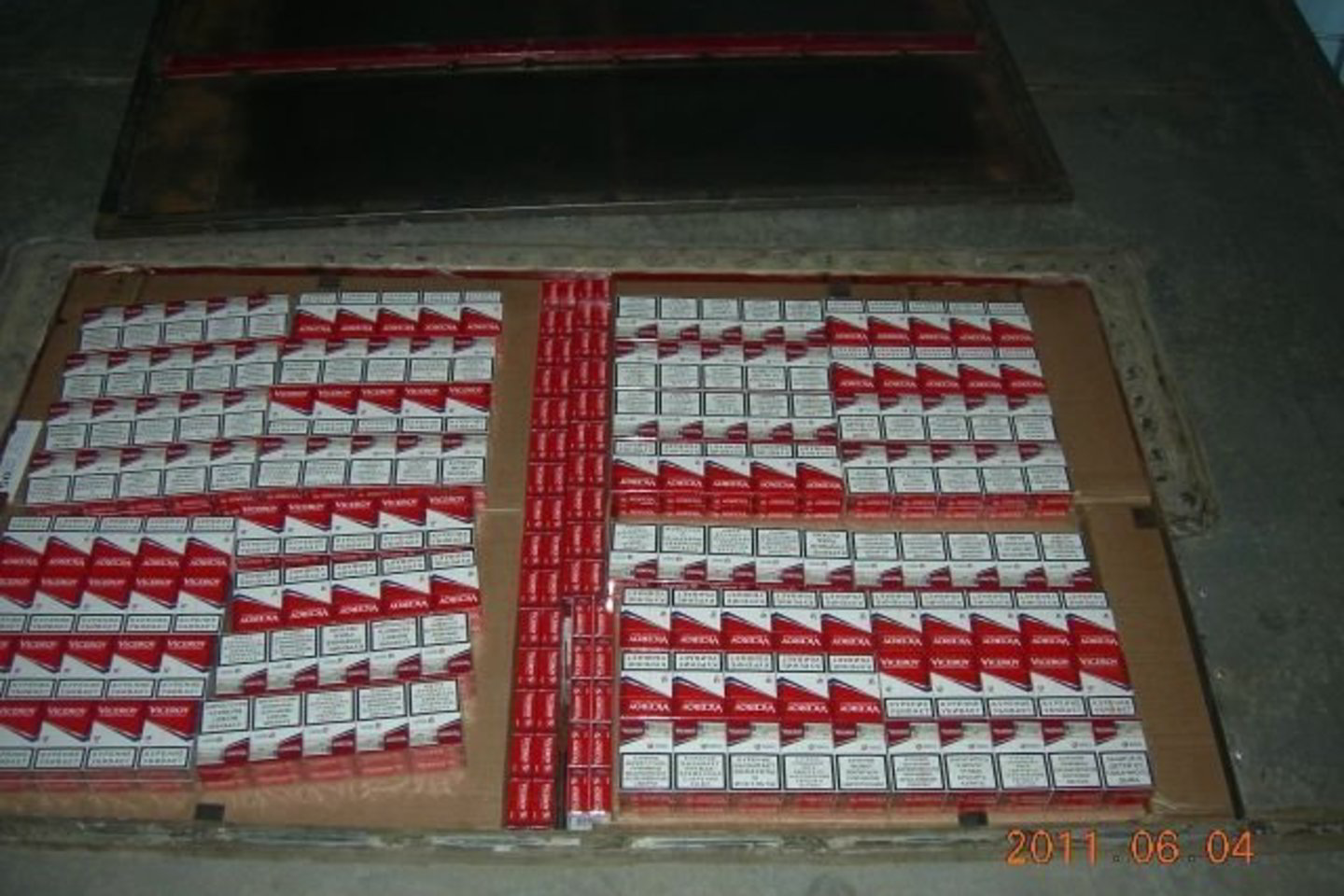 Kontrabandininkai sugebėjo paslėpti net 151 dėžę cigarečių „Viceroy“.