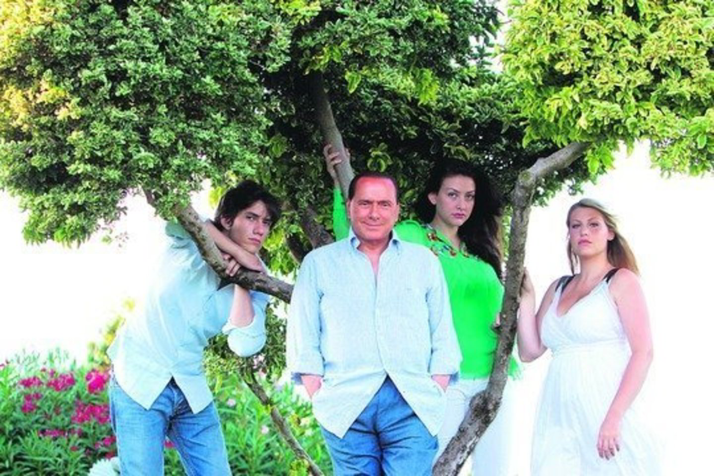 Skandalingojo S.Berlusconi dukterys (iš kairės) Eleonora ir Barbara eina tėvo pramintu keliu.