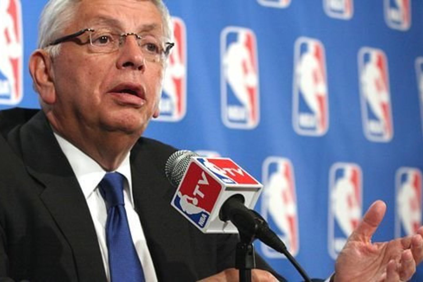 Kai vyksta pokalbiai ir derybos bei niekas nežada atsistoti ir patraukti namo, yra šansas, kad derybose galima sulaukti sėkmingos pabaigos“, - teigė NBA komisaras D.Sternas.