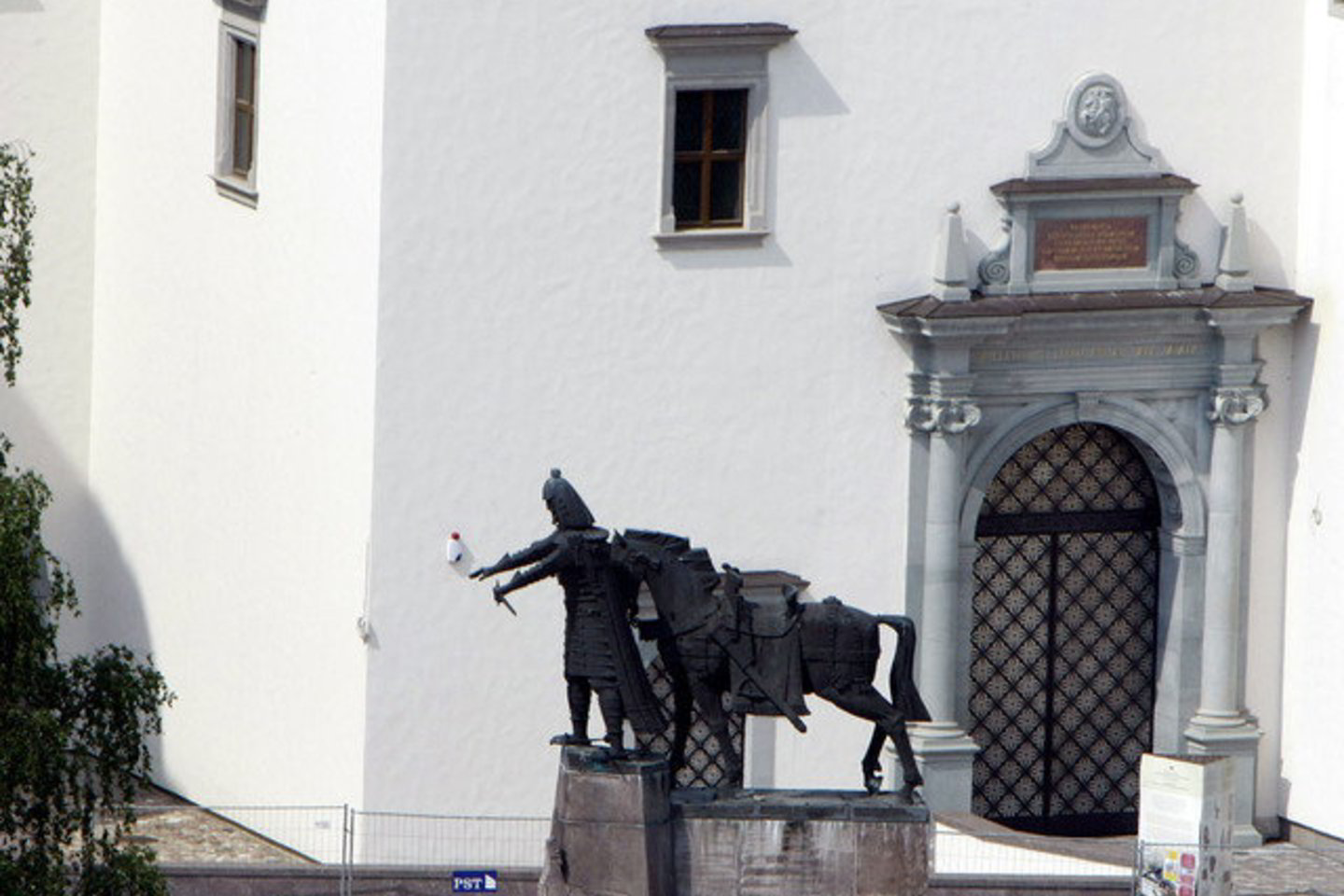 Anot A.Gelūno, prieš pasitraukdamas PST turėtų įrengti priešgaisrinę, šildymo, vėdinimo sistemas, kitus būtiniausius darbus - iš viso 10 darbų, kurie užtikrintų būtiną pastato funkcionavimą.