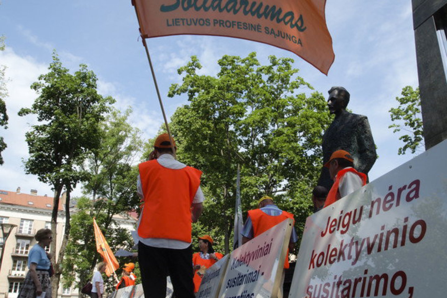 Protesto akcijos dalyviai reikalauja didinti minimalų atlyginimą iki 1000 litų