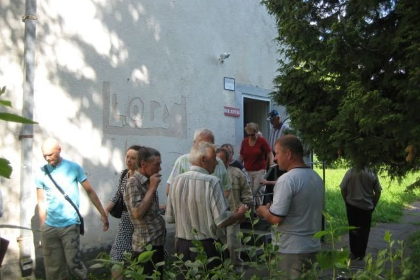 Po aštraus ginčo su danų įmonės atstovu Netičkampio vyrai griebėsi cigarečių ir diskutavo.