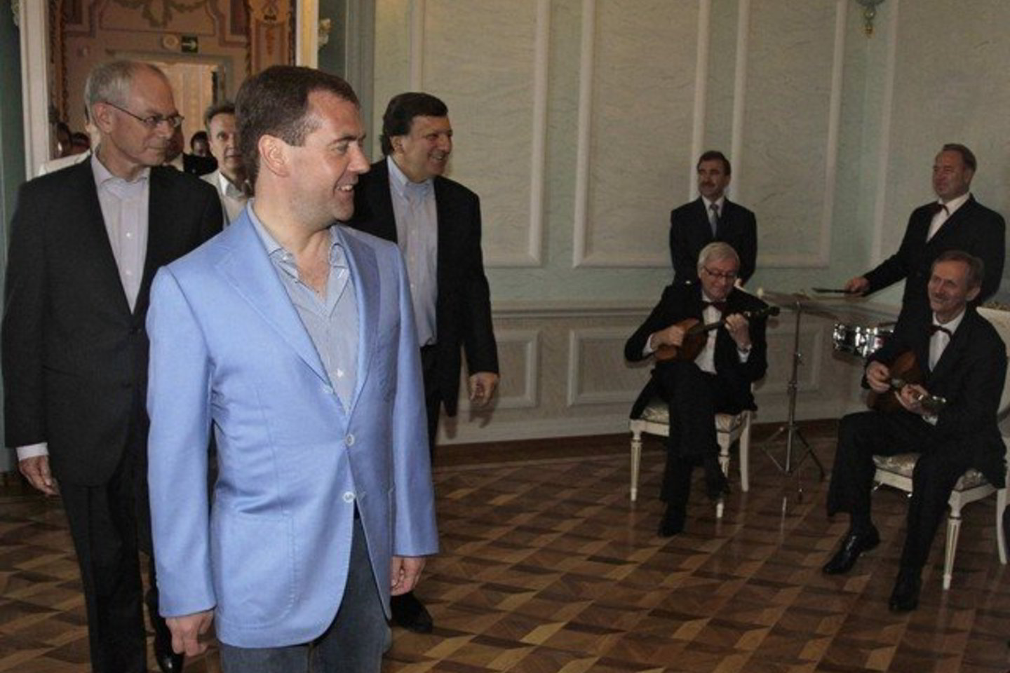 Įprasta, kad tokie delegacijų susitikimai prasideda vakariene neformalioje aplinkoje.